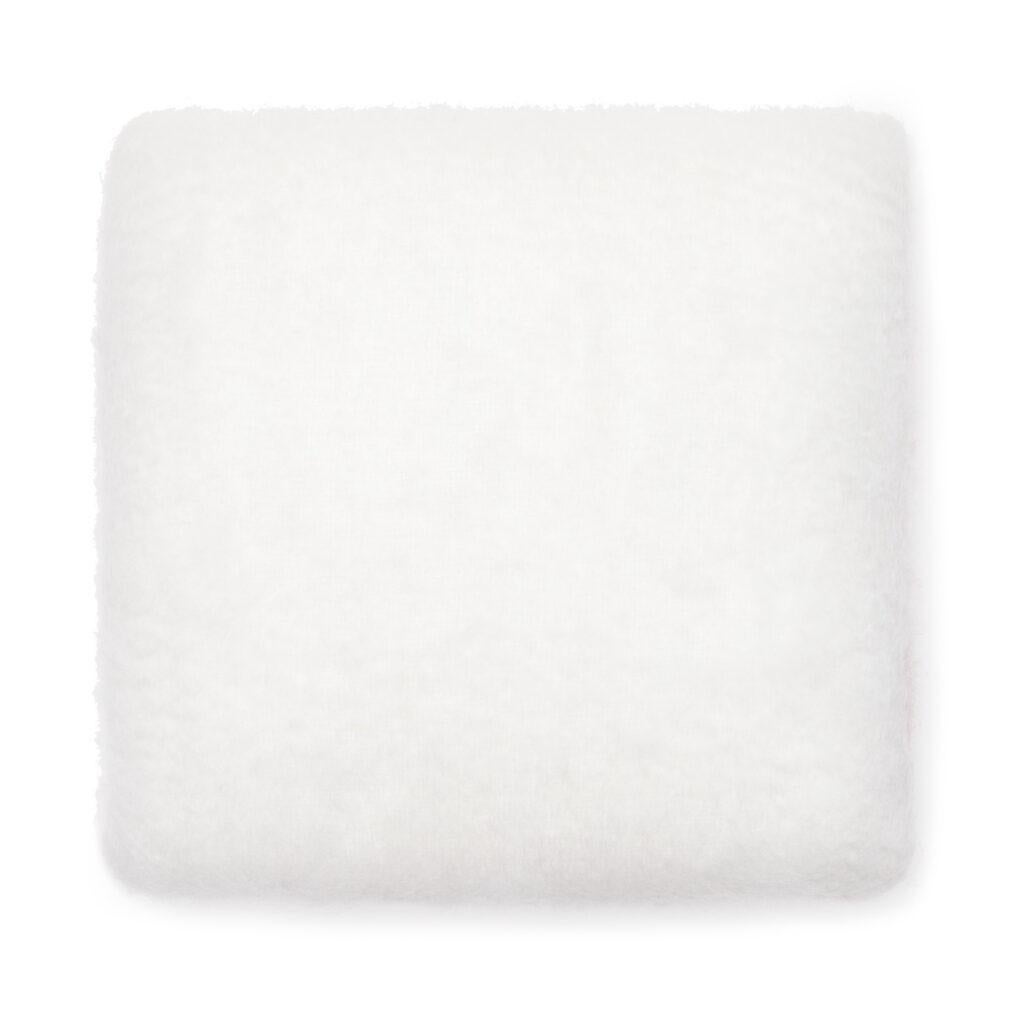 Il Mohair più pregiato viene trattato da maestri cardatori, tosatori, tintori e tessitori per creare una federa unica nel suo genere, diversa da tutte le altre.
Creata con un processo di tessitura completamente manuale secondo una tradizione che