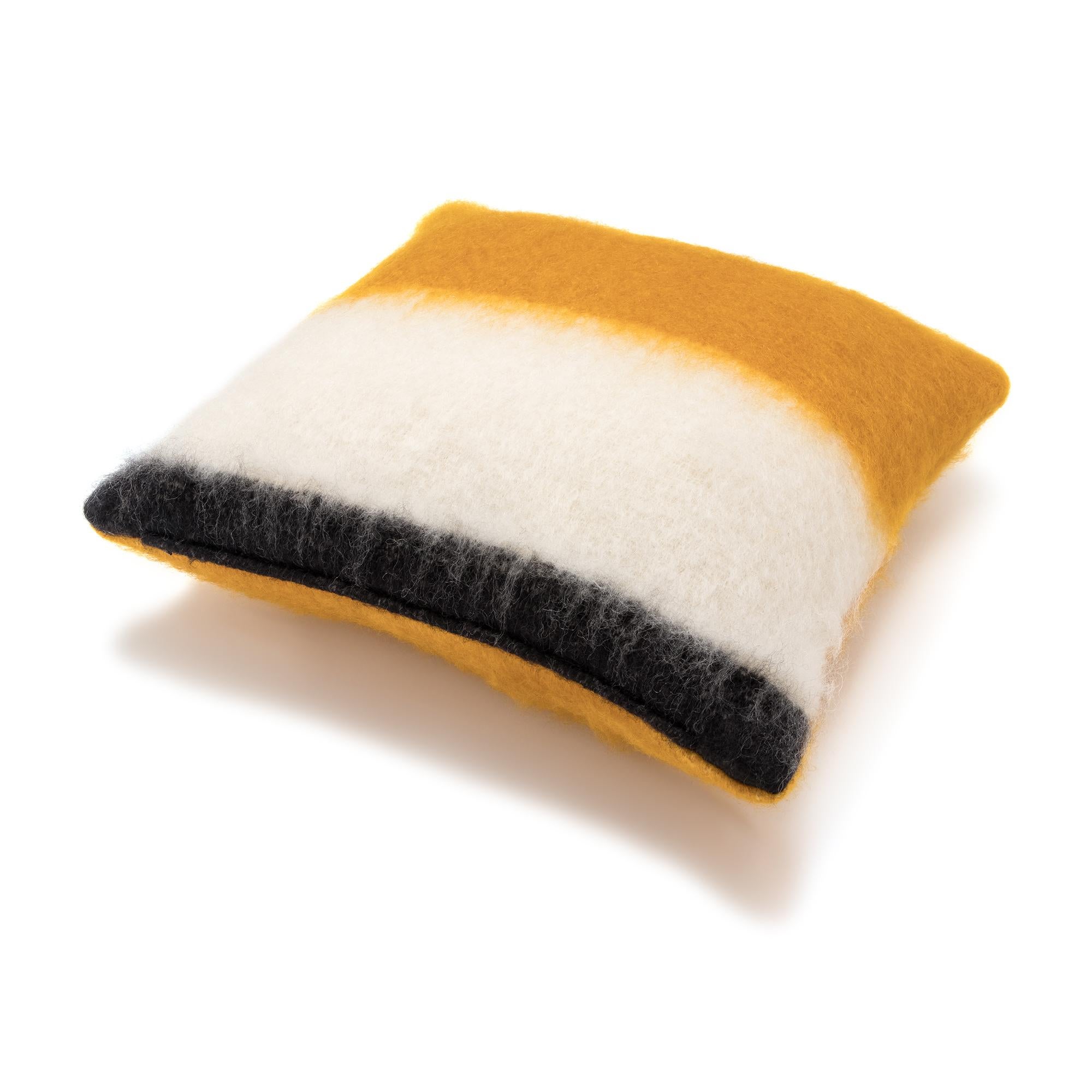 Il mohair più pregiato viene trattato da maestri cardatori, tosatori e tessitori per creare una federa unica nel suo genere, diversa da tutte le altre.
Creata con un processo di tessitura completamente manuale secondo una tradizione che risale al XV