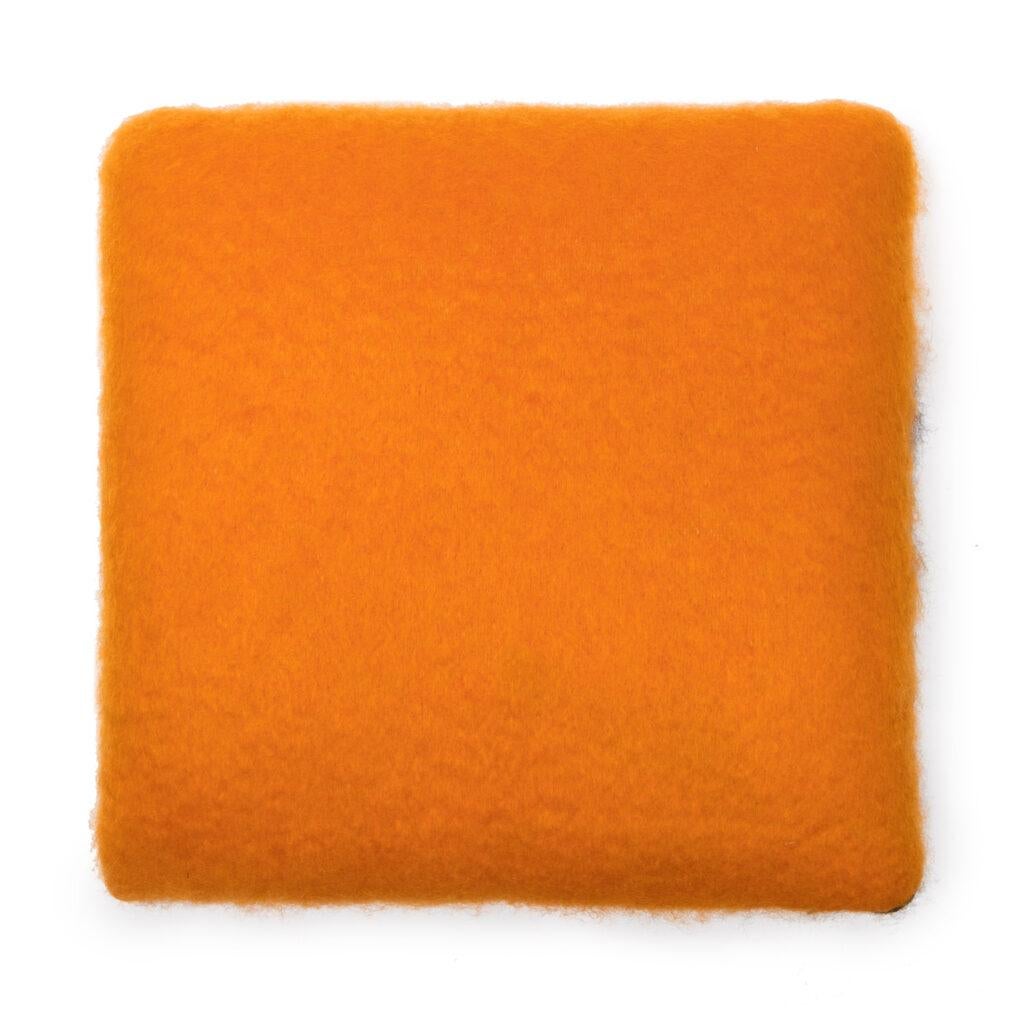 Il Mohair più pregiato viene trattato da maestri cardatori, tosatori, tintori e tessitori per creare una federa unica nel suo genere, diversa da tutte le altre.
Creata con un processo di tessitura completamente manuale secondo una tradizione che