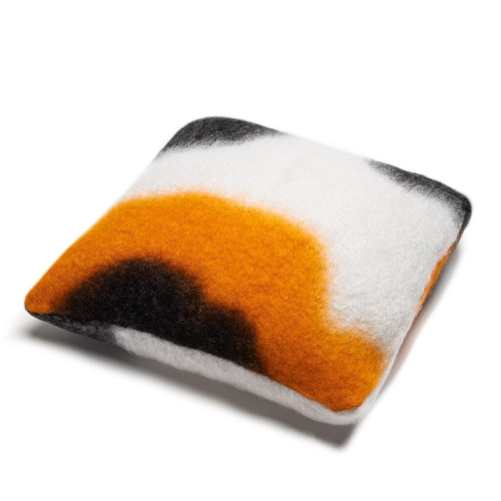 Il Mohair più pregiato viene trattato da maestri cardatori, tosatori, tintori e tessitori per creare una federa unica nel suo genere, diversa da tutte le altre.
Creata con un processo di tessitura completamente manuale secondo una tradizione che