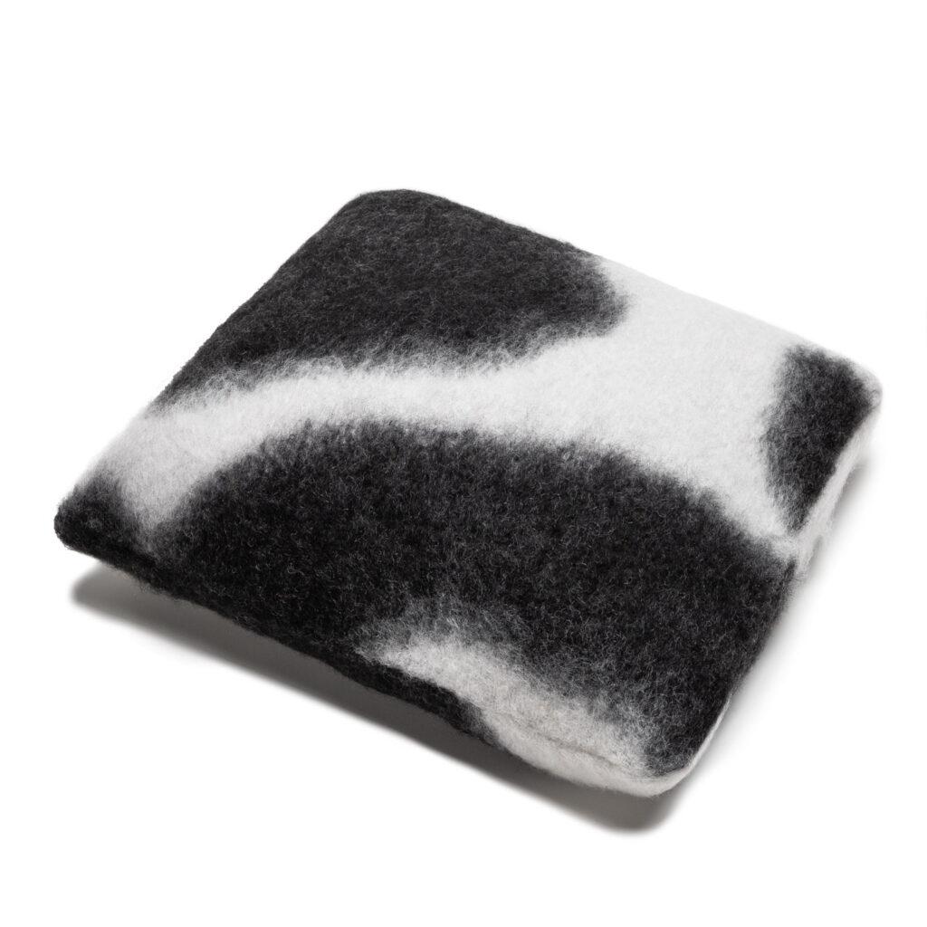 Il Mohair più pregiato viene trattato da maestri cardatori, tosatori, tintori e tessitori per creare una federa unica nel suo genere, diversa da tutte le altre.
Creata con un processo di tessitura completamente manuale secondo una tradizione che