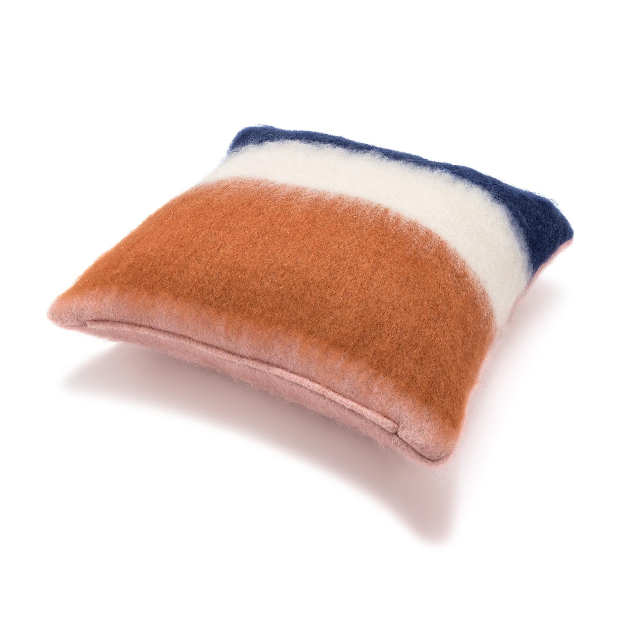 Il Mohair più pregiato viene trattato da maestri cardatori, tosatori e tessitori per creare una federa unica nel suo genere, diversa da tutte le altre.
Creata con un processo di tessitura completamente manuale secondo una tradizione che risale al