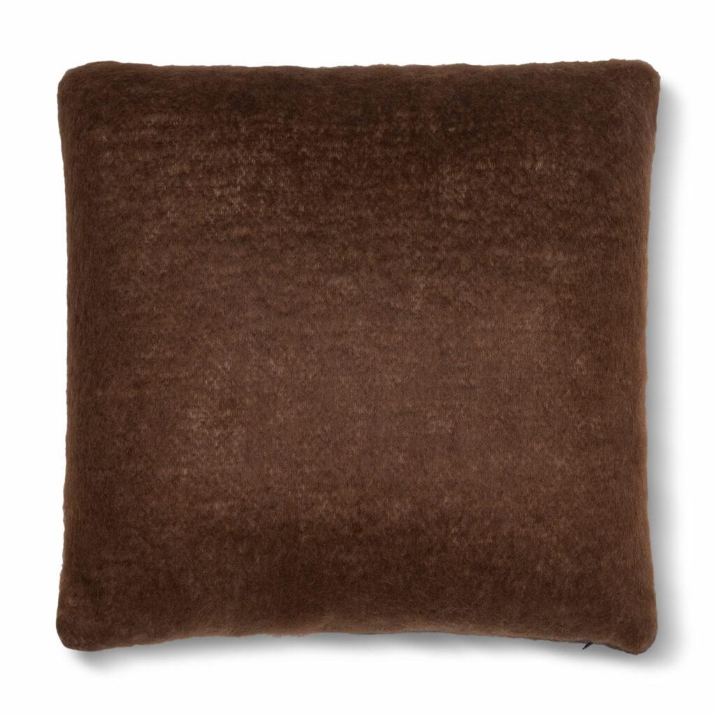 The most exquisite Mohair is handled by master carders, shearers dyers and weavers to create a one of kind pillow case unlike any other. Created in a fully manual weaving process keeping with a tradition that dates back to the 15th century, this