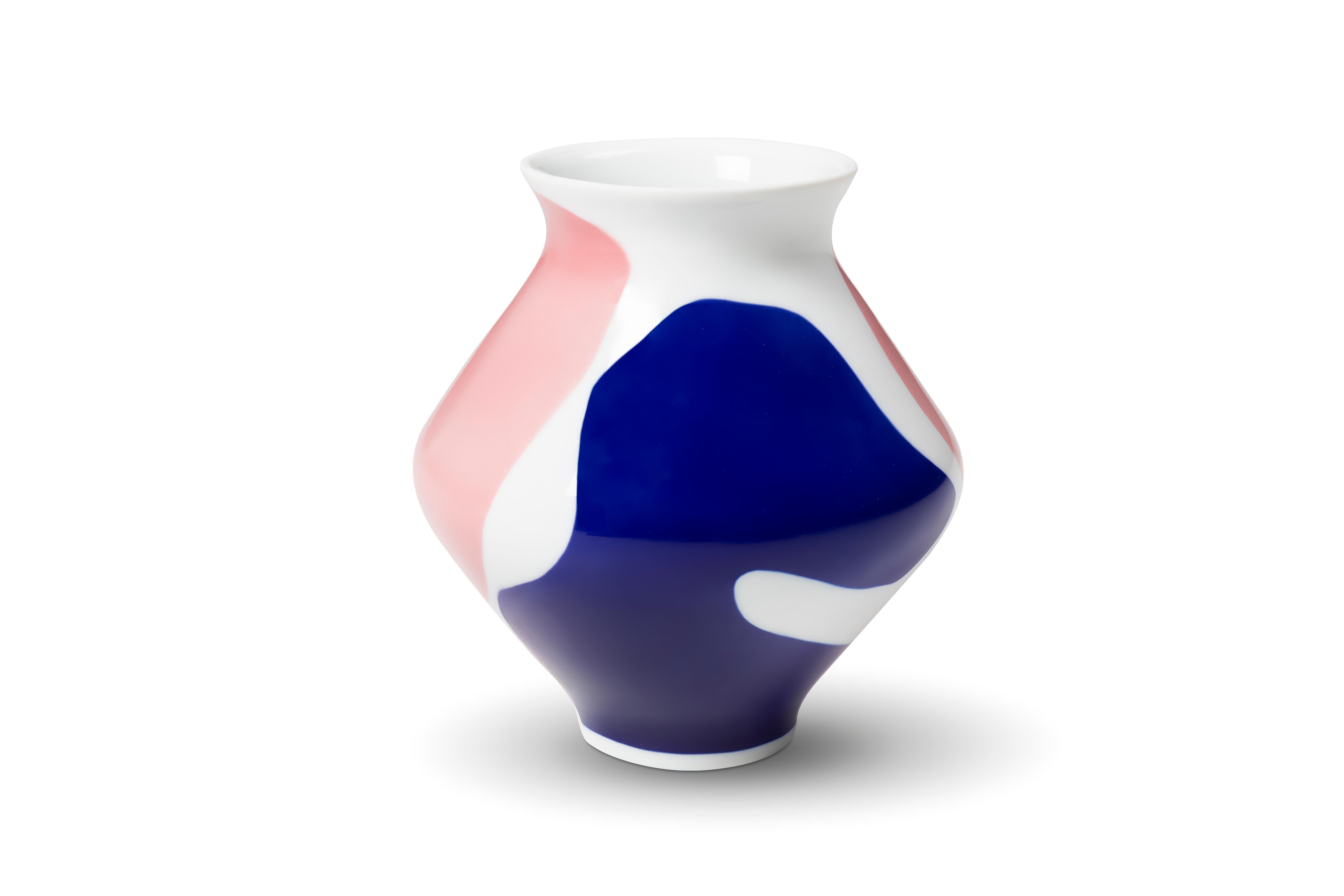 Continuing the first series of cobalt blue contrast vases on extra fine white porcelain, this new edition in blue and pink designed by VISO and handcrafted by the artisans at Sargadelos becomes the perfect compliment for a VISO home. Each of the