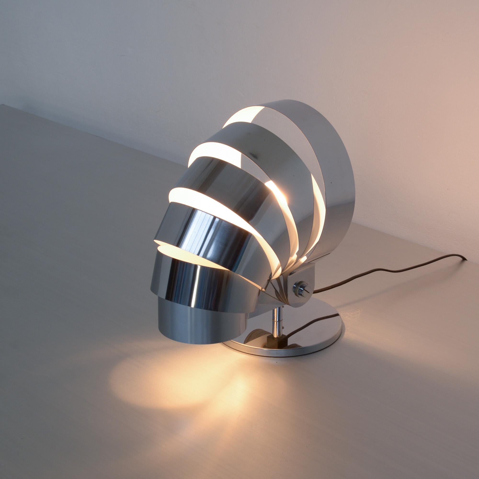 This Visor table lamp was designed by E.R. Nele for Temde, Switzerland and can be dated in the 1960s.
It is an amazing lamp made of chrome. The shade is adjustable and creates a wonderful light effect.
This lamp is in very good vintage condition.