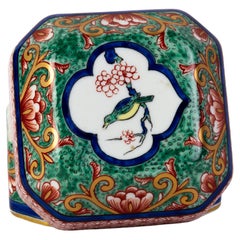 Vista Alegre Chinesische Famille-Rose-Inspirierte Schachtel aus feinem Porzellan mit Vogel- und Blütenblättern 