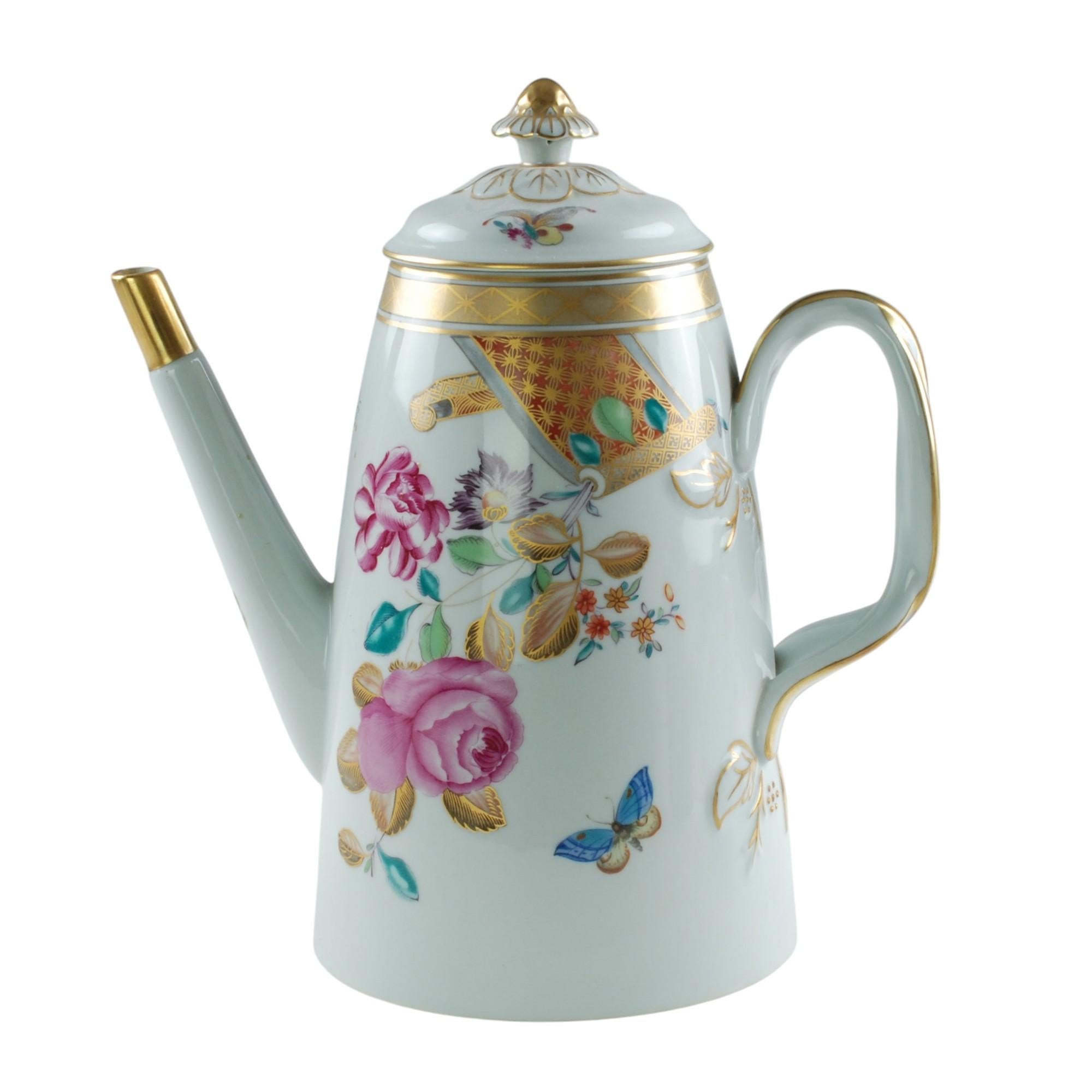 Este juego de 17 piezas de porcelana fue fabricado por Vista Alegre de Portugal para Mottahedeh. Las piezas se han acabado con el motivo Lowestoft Rose, muy dorado, que presenta un motivo chinoiserie consistente en decoración floral ejecutada en