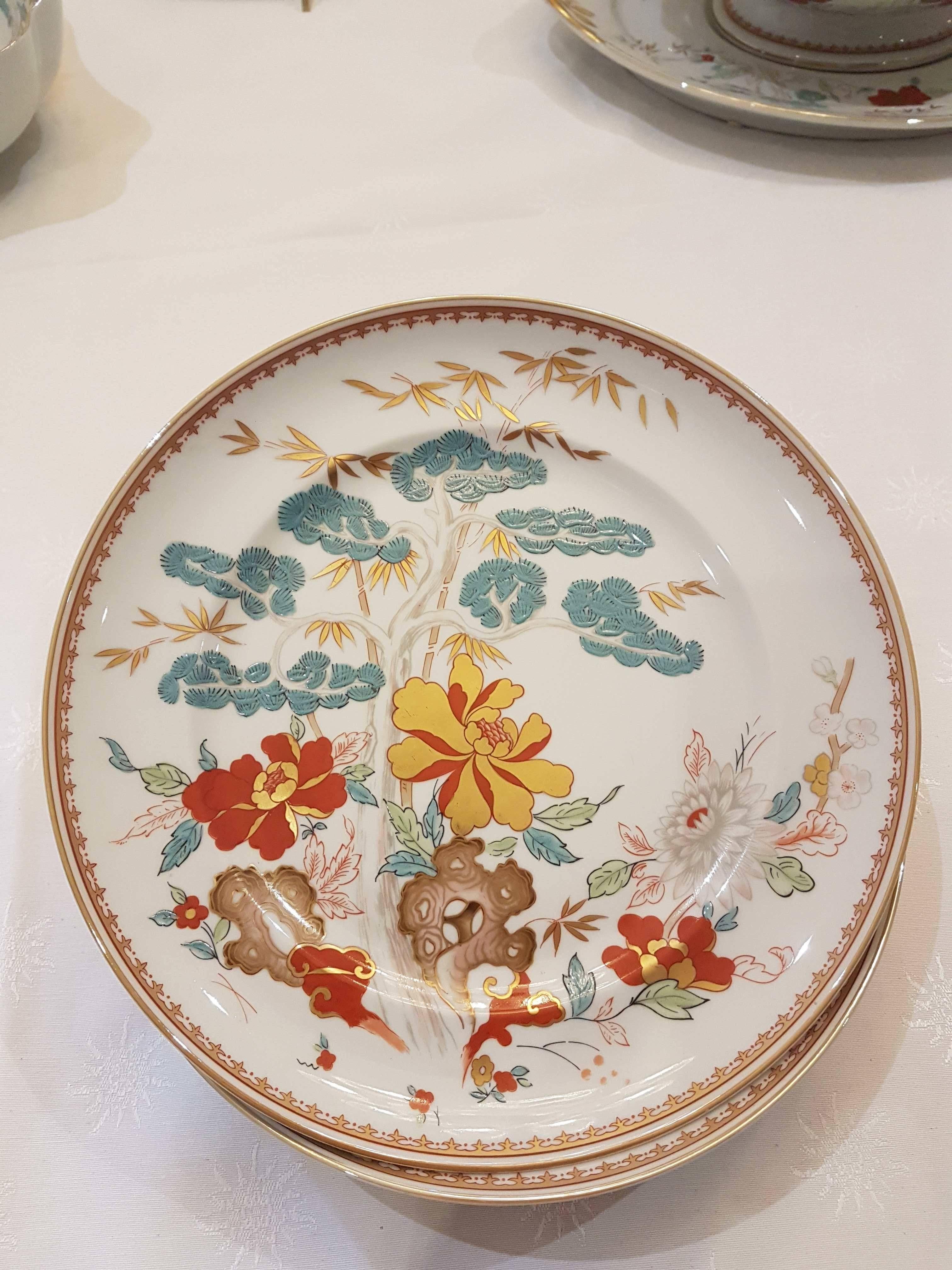 Magnificent table service in Portuguese porcelain hand-painted in the 