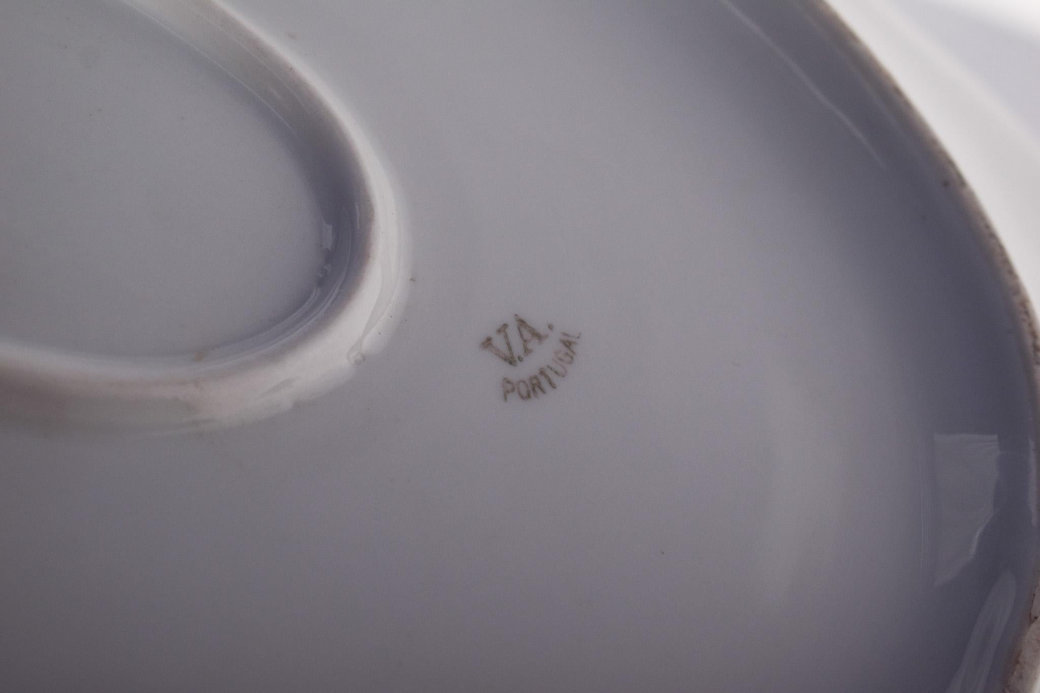 Vista Alegre Porcelain Cut-Out Platter, Portugal In Distressed Condition For Sale In Lisboa, Lisboa