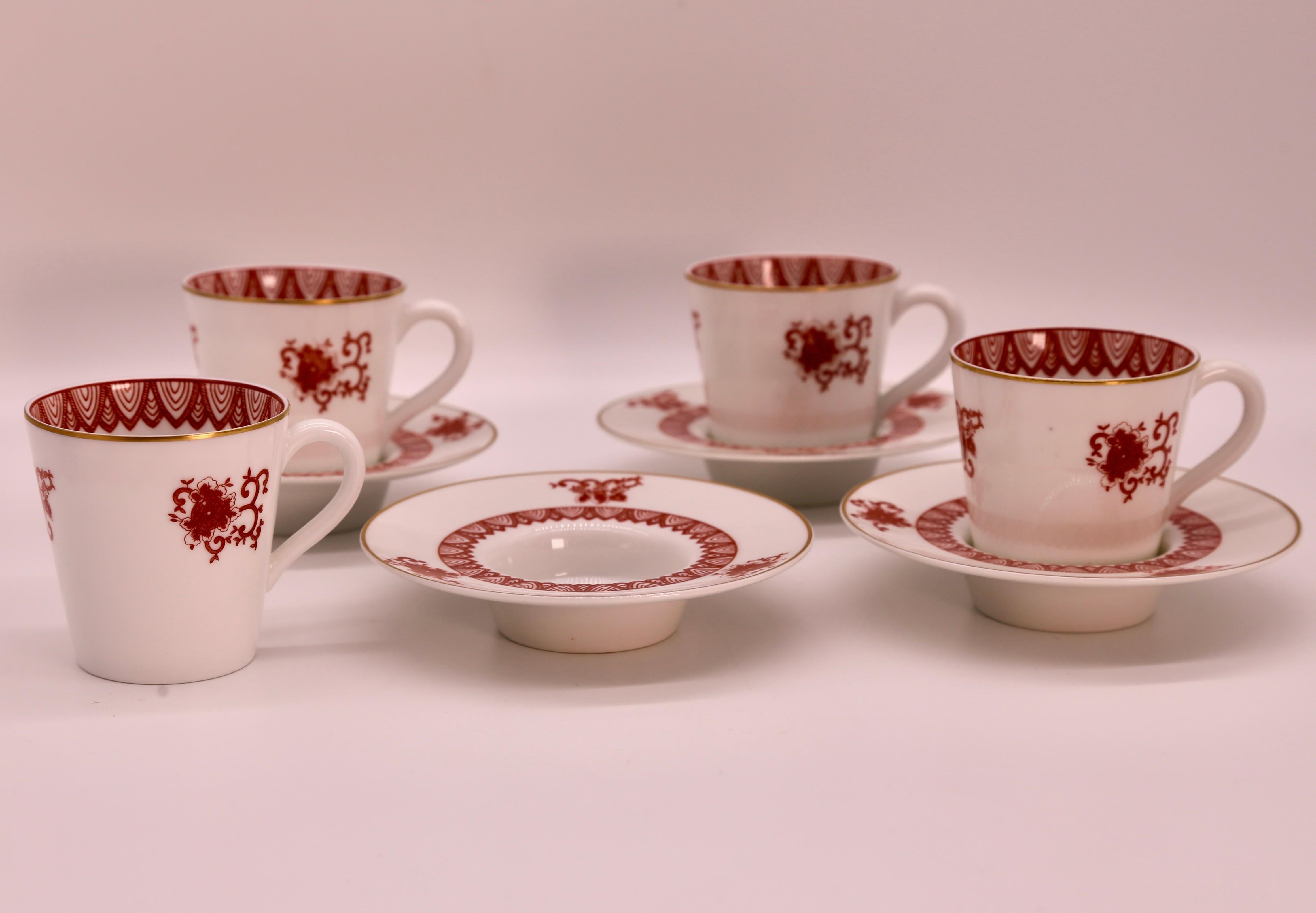 Rare tazze e piattini da caffè Demitasse in porcellana bianca della fabbrica Vista Alegre, proveniente dal Portogallo. Si tratta di un delicato set di 4 pezzi con un dettagliato motivo art déco classico di smalto arancione su bianco immacolato con