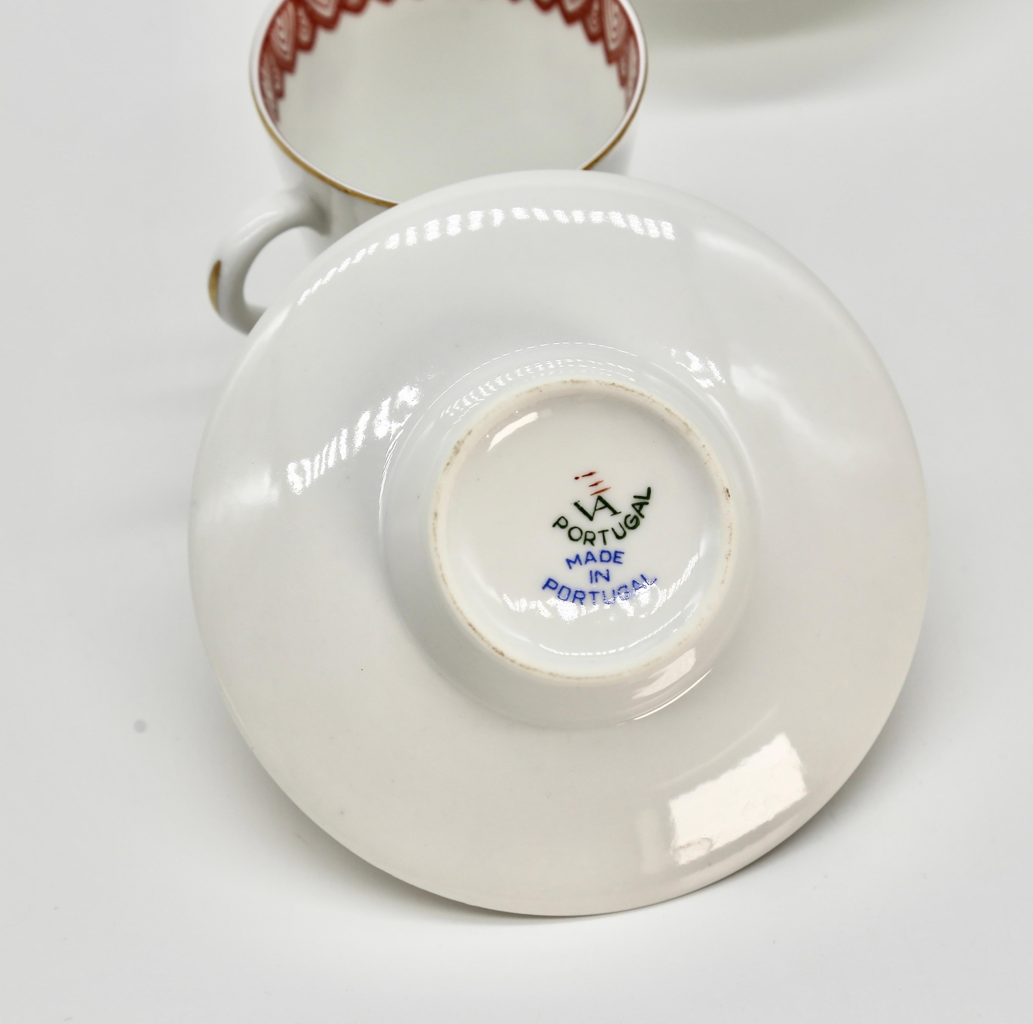 Inizio XX secolo Set di 4 tazze e piattini da caffè Demitasse in porcellana portoghese di Vista Alegre del 1920 in vendita