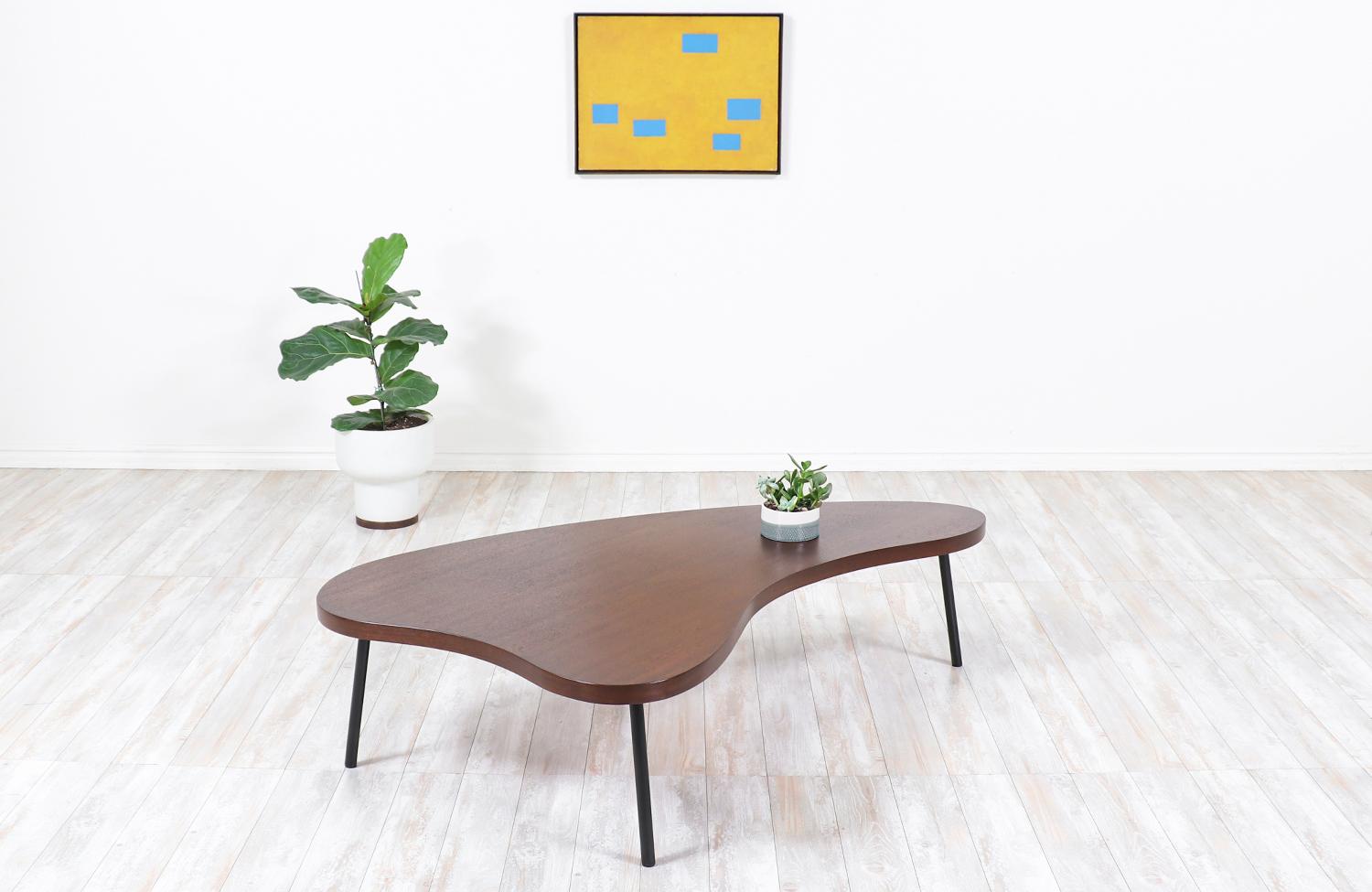 Vintage modern freeform coffee table designed and manufactured by Vista of California in the United States during the 1950s. Our Minimalist Mid-Century Modern table features a beautiful and solid wood top with an organic shape for a stunning grain