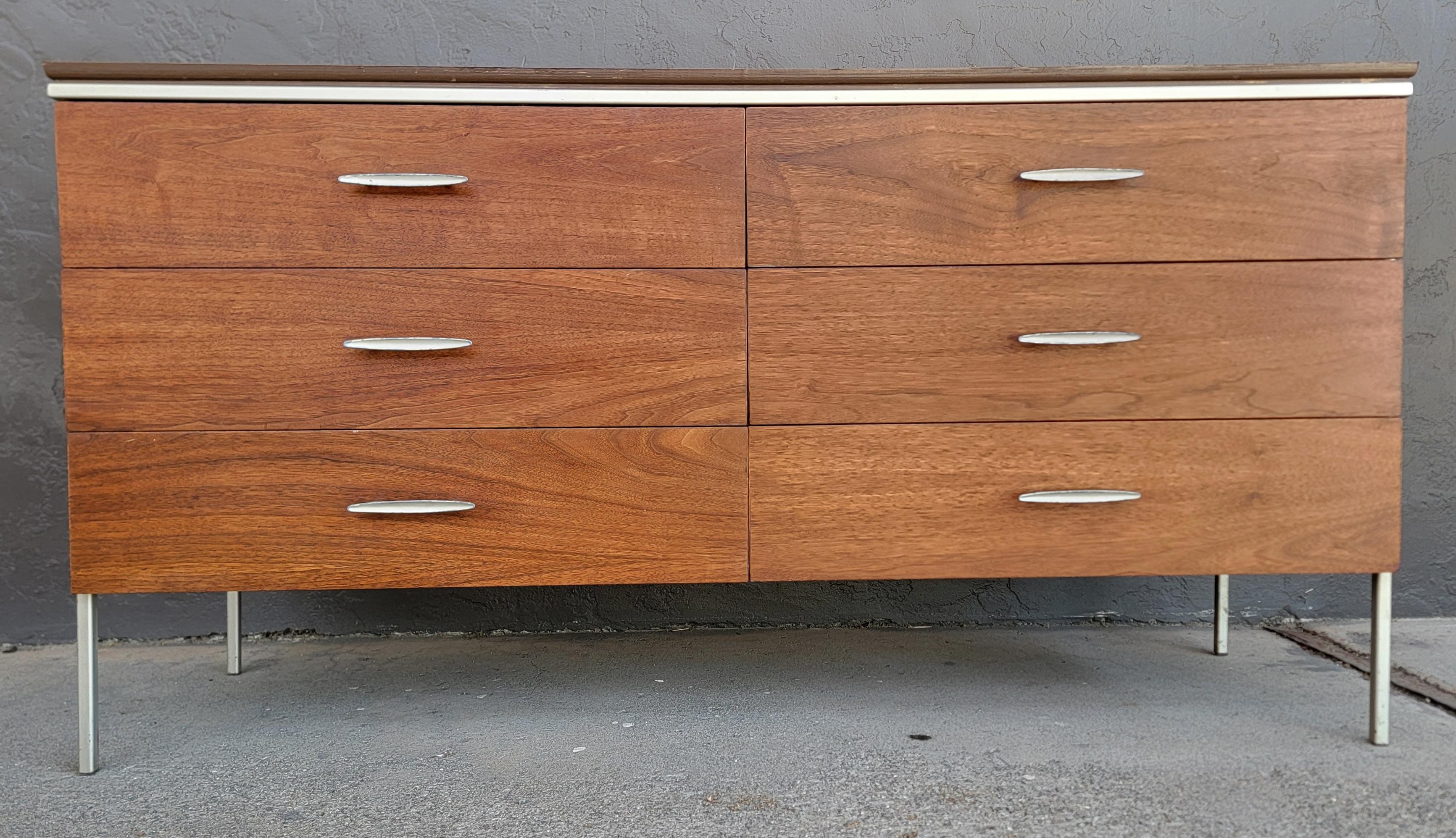 Una cómoda baja de 6 cajones de Vista of California. Armazón de acero exoesquelético con encimera de fórmica de imitación madera impermeable y cajones de nogal. Los cajones se deslizan suavemente y sin esfuerzo. Muy buen estado original de época.