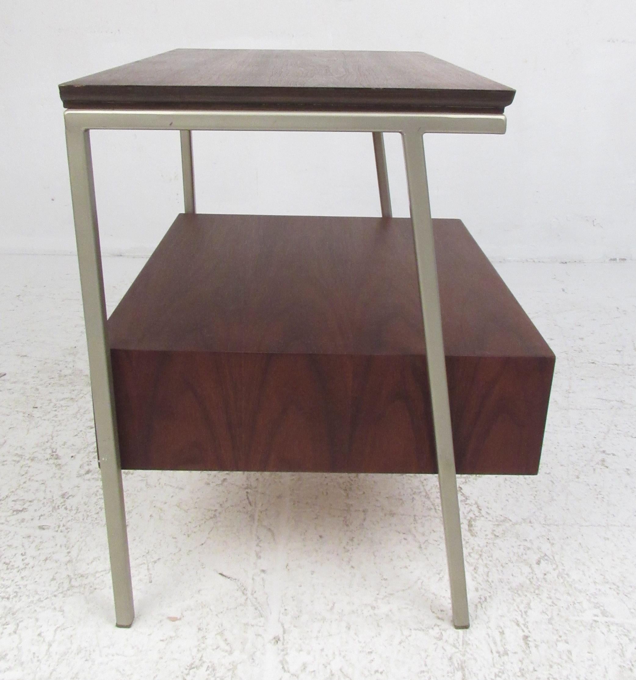 Vista of California Midcentury Walnut Nightstands In Good Condition For Sale In Brooklyn, NY