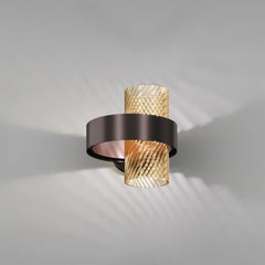 Aplique de pared Vistosi Armonia de cristal rayado ámbar y estructura metálica negra y cobre