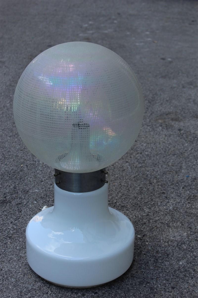 Vistosi ball lampe de table blanche Pop Art Italie 1970 design italien acier.
Cette lampe est équipée d'un allumage multiple, une lumière au-dessus, une lumière au-dessous, ou les deux ensemble allumées.
2 ampoules E27 max 100 Watt chacune.