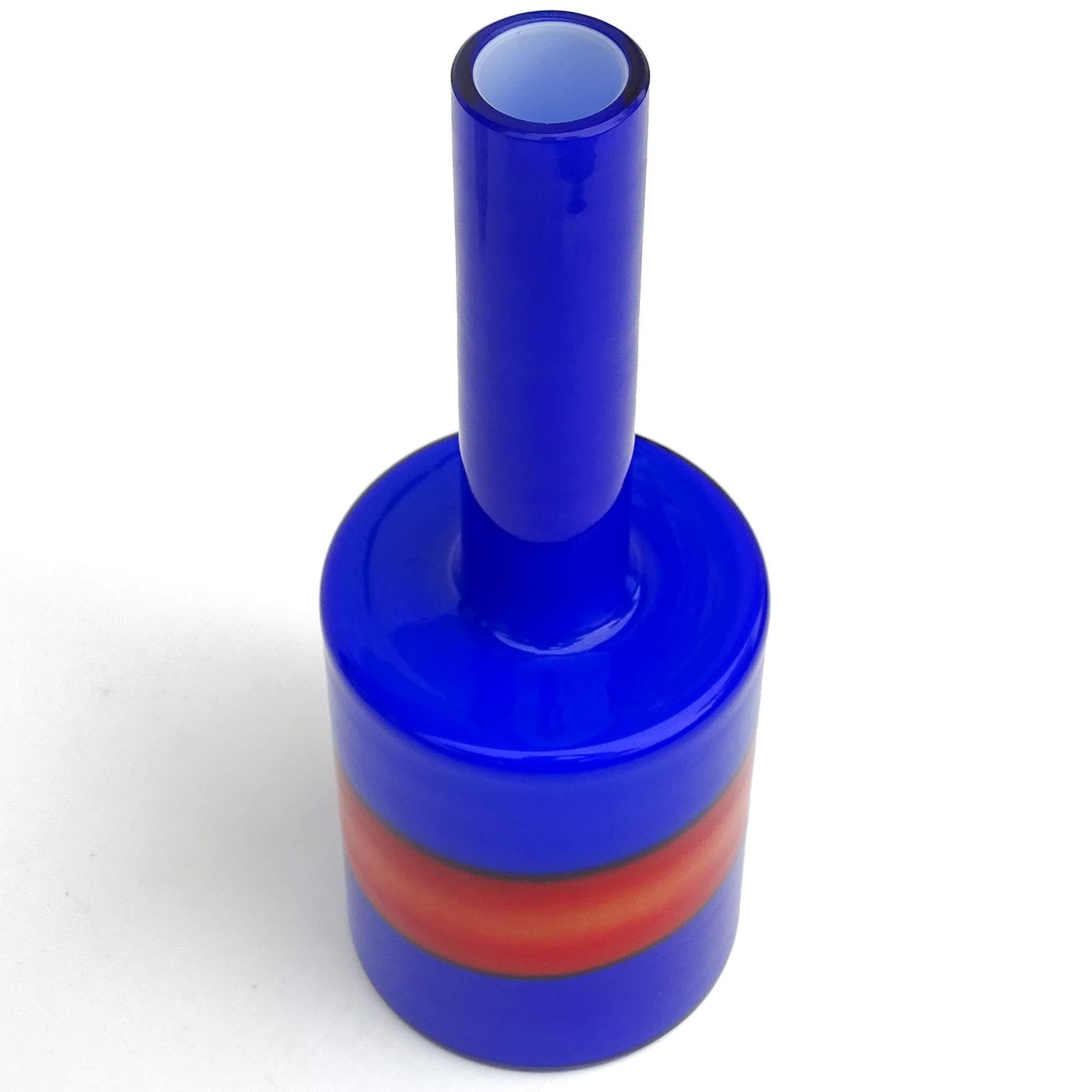 20ième siècle Vase à fleurs en verre d'art italien Vistosi Bianconi Murano Label Bleu Rouge Bande Blanche en vente