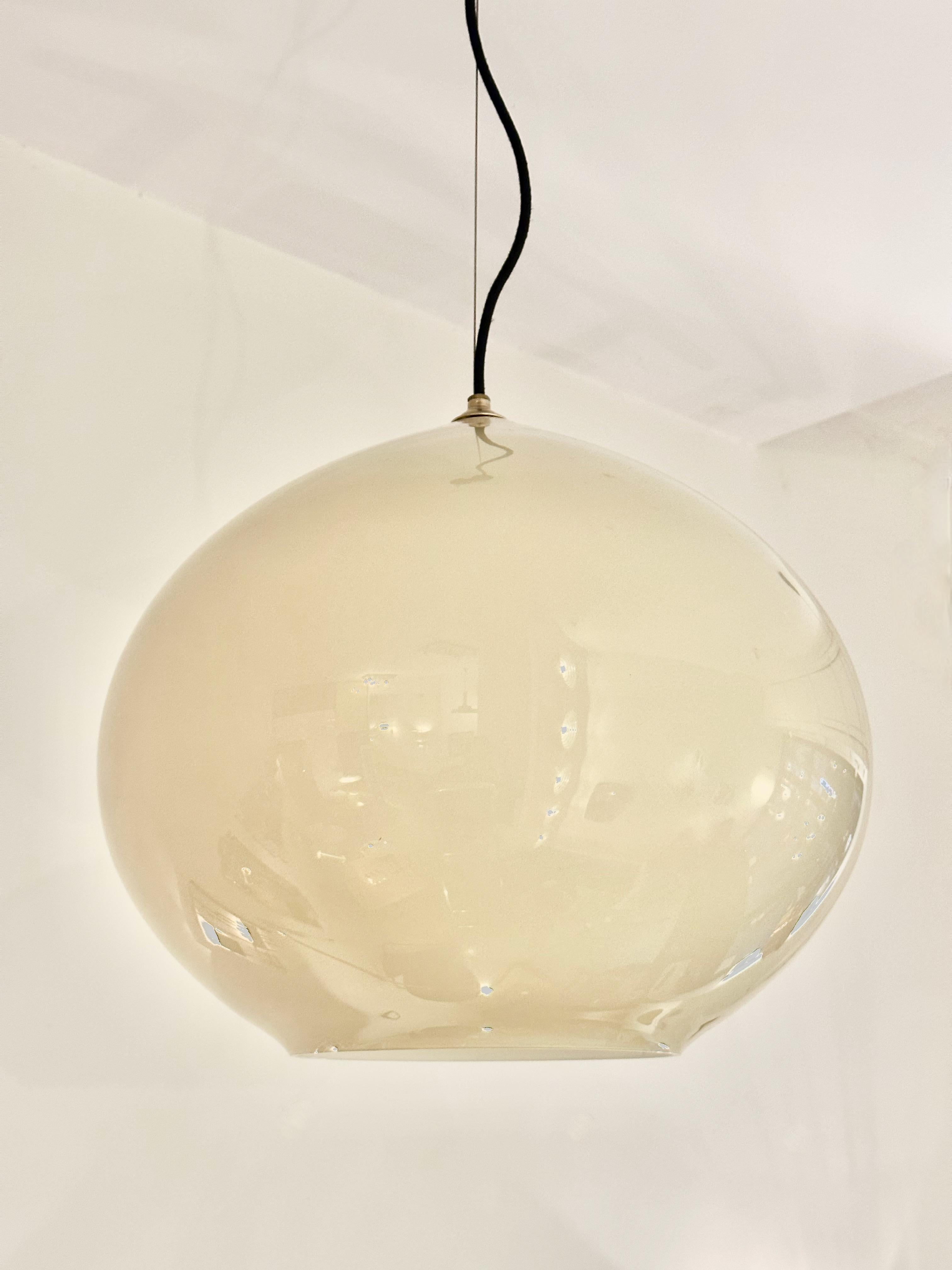Vistosi Big Mirage SP Pendant Light White Ambar Murano Glass by Giovanni, 1960 In Good Condition For Sale In Madrid, ES