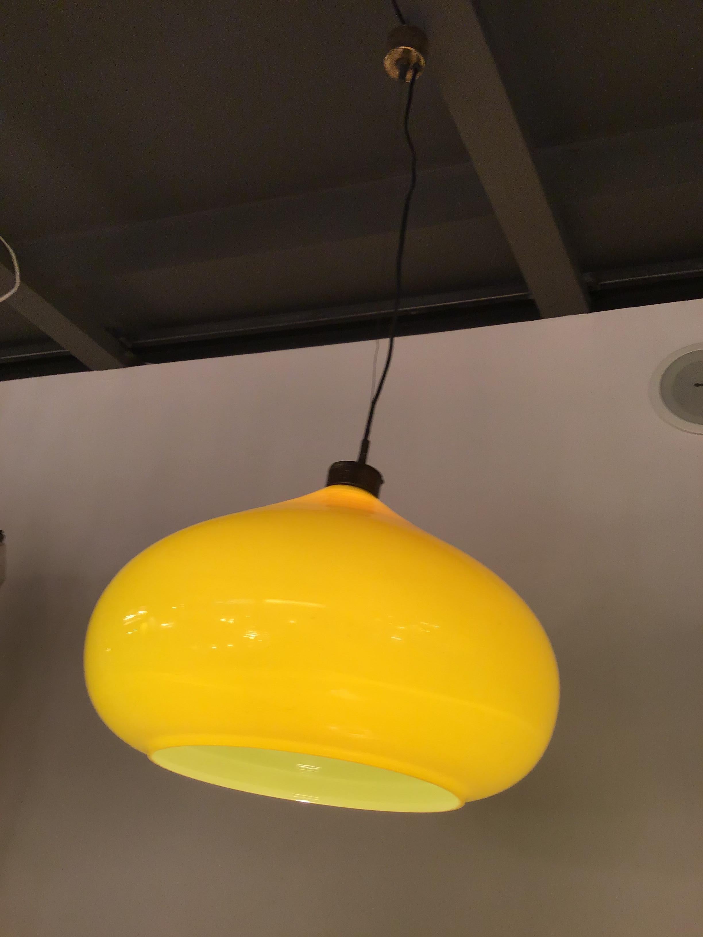 Vistosi Chandelier 1965 Brass Yellow Glass, Italy In Excellent Condition For Sale In Milano, IT