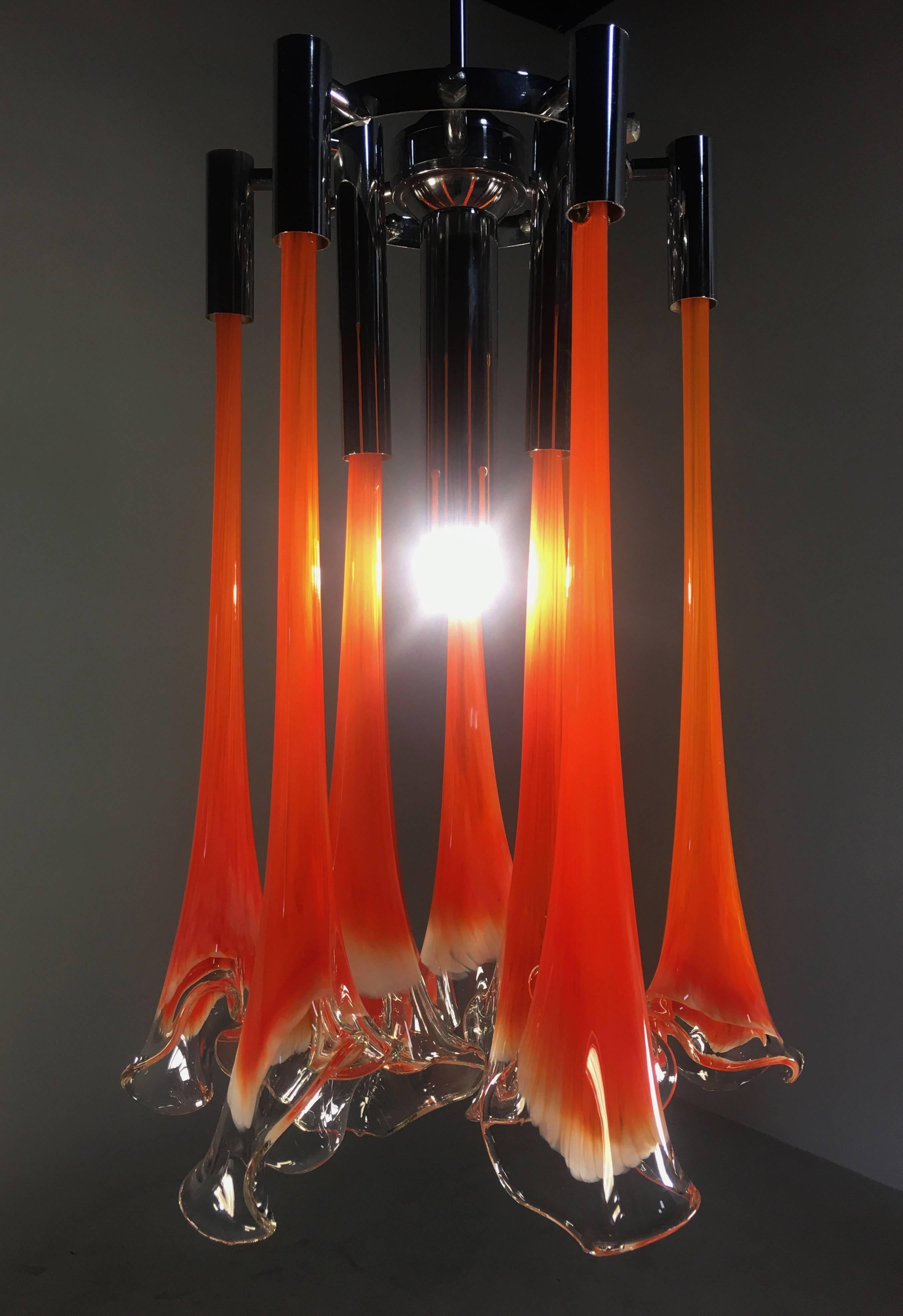 Nine pure Murano glass flowers, a Murano homage to the famous singer visiting the city.