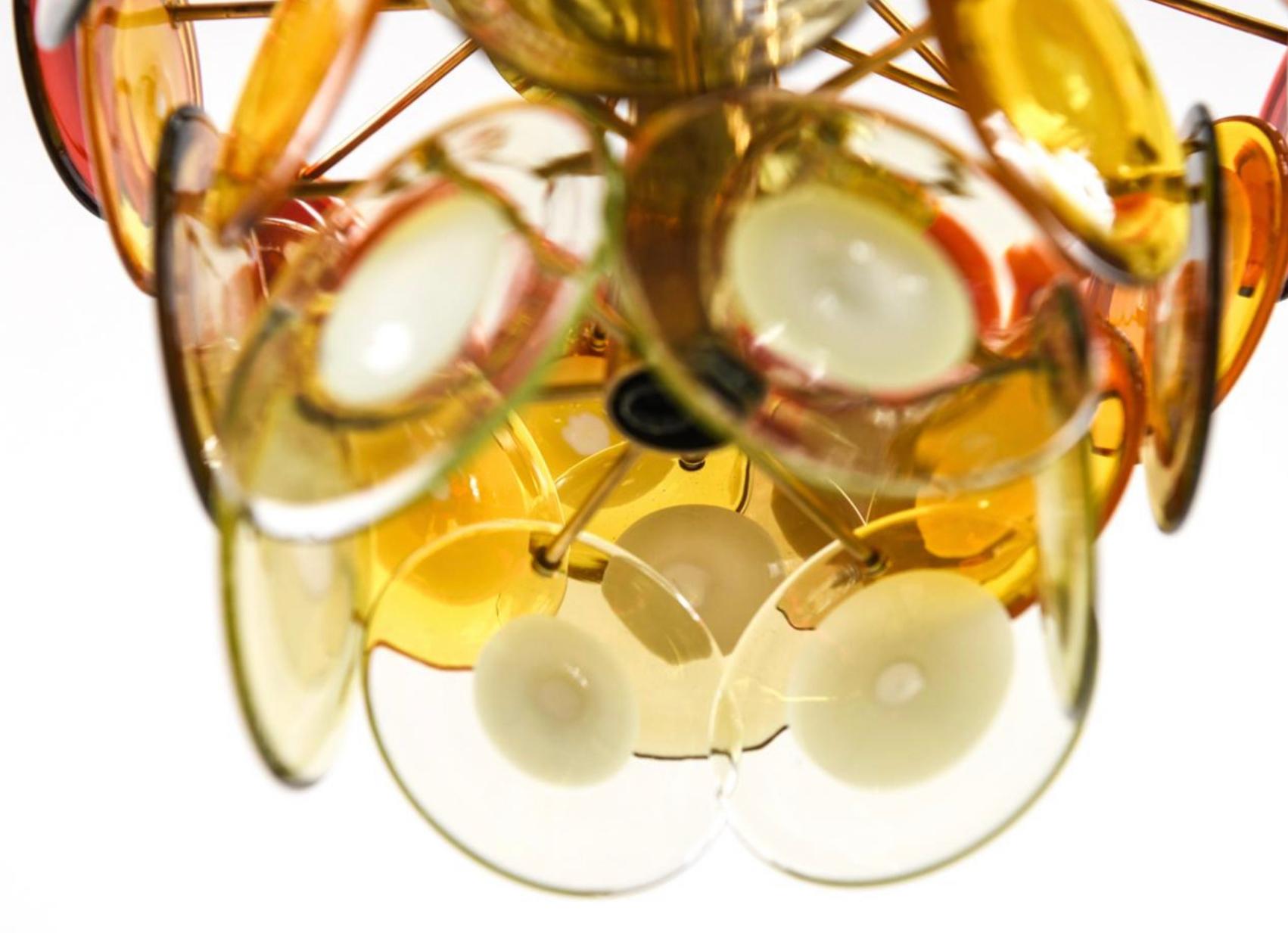 Vistosi Lustre à disque en verre Murano cramoisi, ambre et crème, laiton, années 1960 .
Lustre à disque en verre de Murano multicolore soufflé à la main, circa 1960. Avec (36) disques en verre soufflé à la main et trois prises pour les lumières à