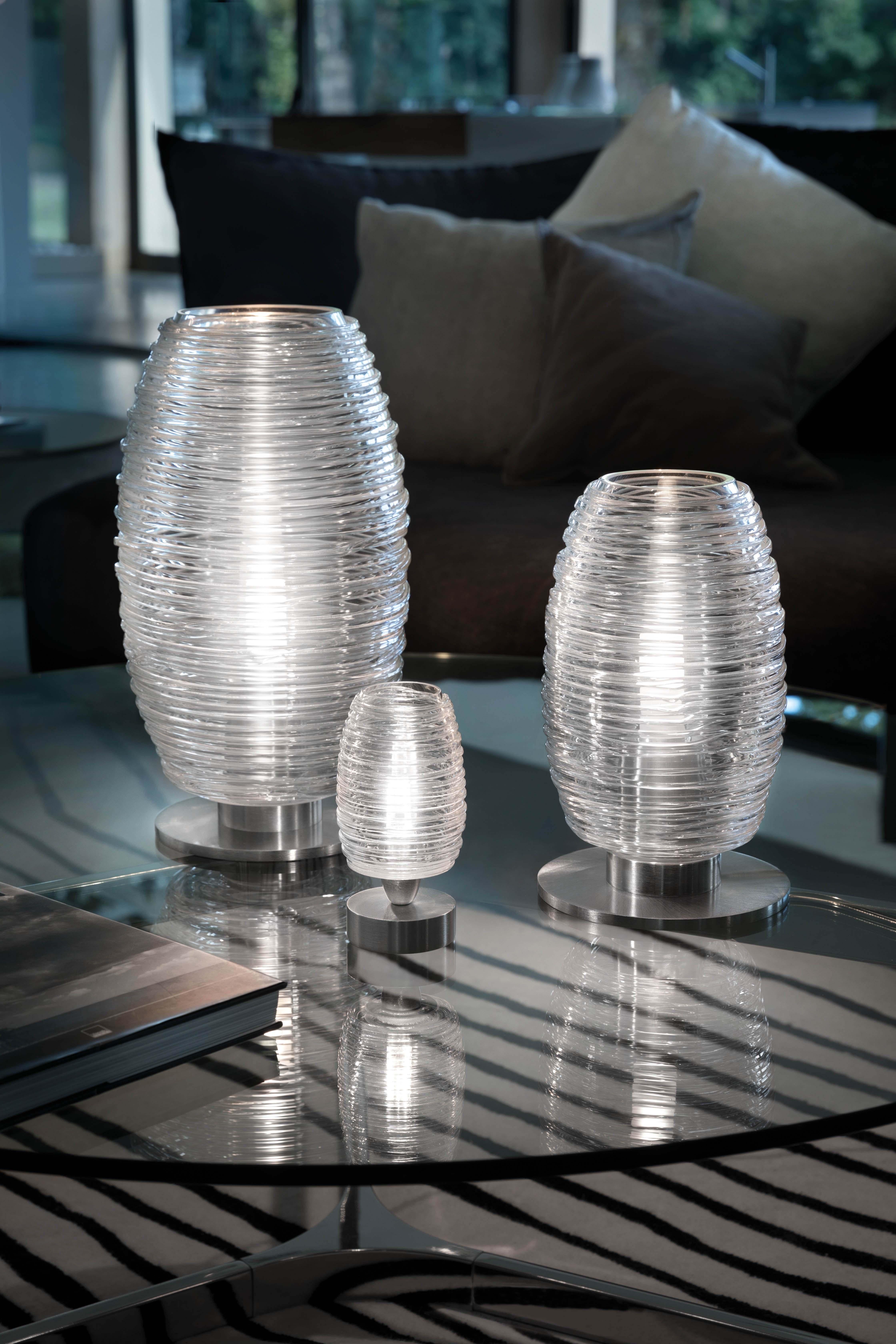 It is produced with the bozzolo technique, which consists in applying threads of molten glass that create an organic texture. Due to its versatility, it is one of our most successful series which has been developed and extended during the years with