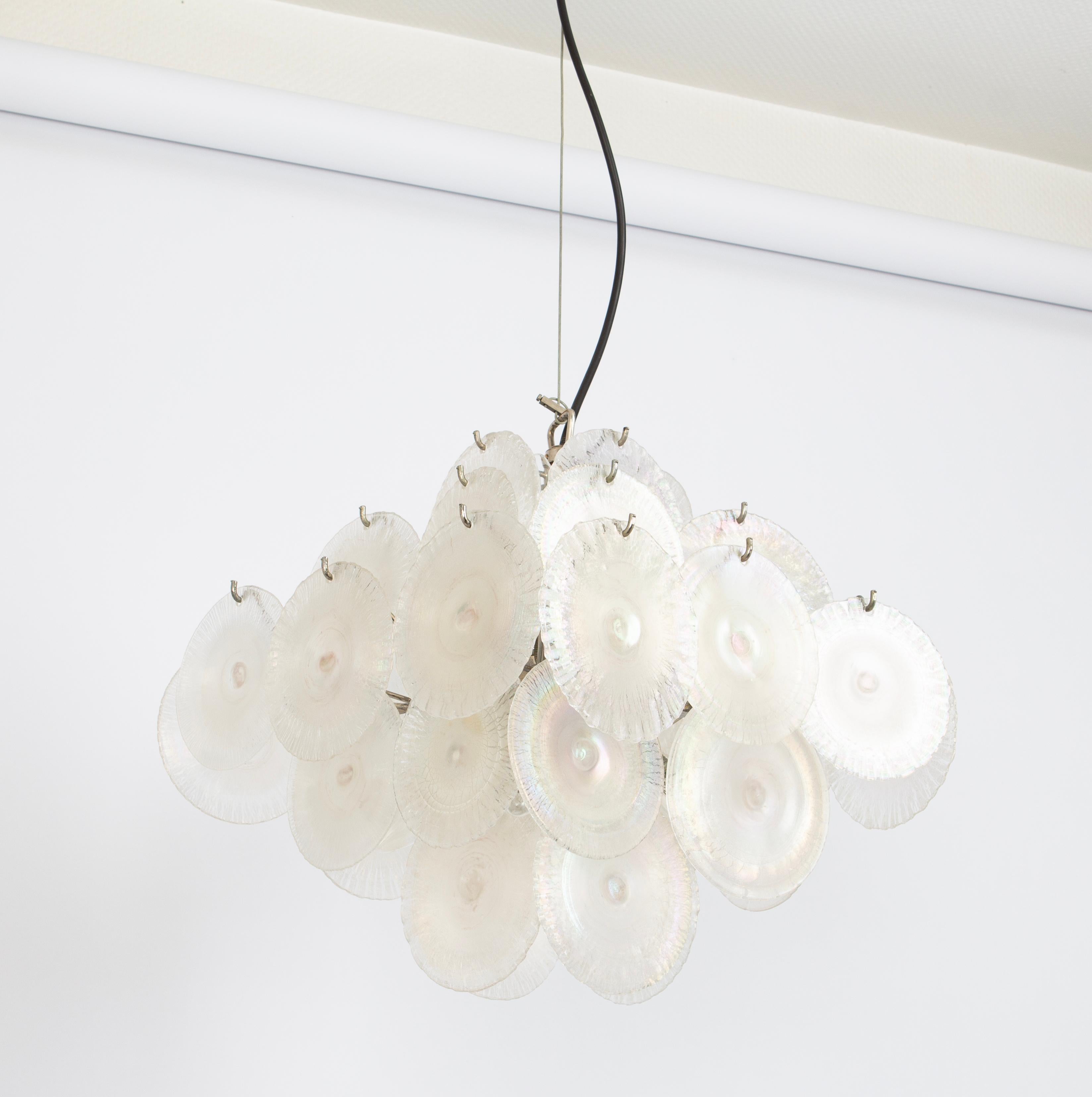 Magnifique lustre avec des verres à disques faits à la main à Murano sur une monture en métal, Italie, fabriqué en, vers 1960-1969.
Conçu par Carlo Nason
Fabriqué par Mazzega
Mod. LS 130
Très bon état. Nettoyé, bien câblé.

Le luminaire nécessite 8