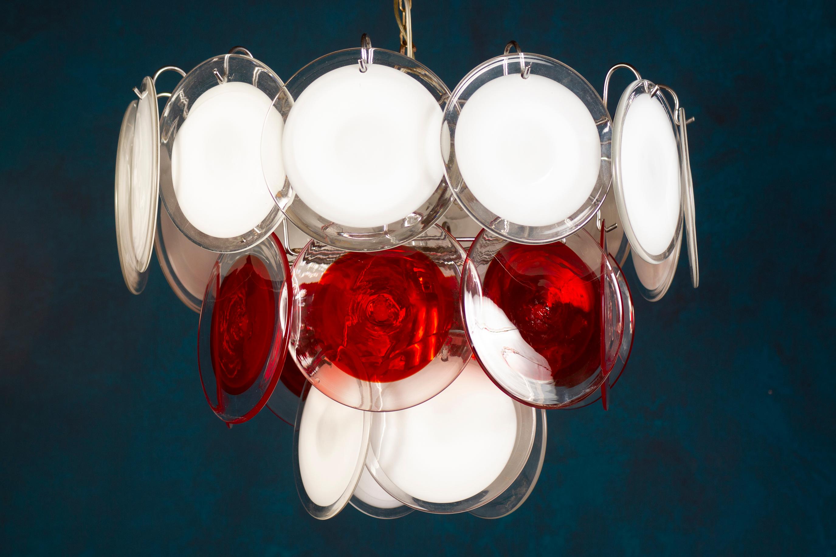 Vistosi Disc White and Red Murano Glass Chandelier, 1970s In Excellent Condition For Sale In Rome, IT