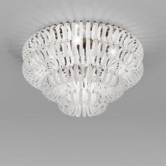 Vistosi Ecos Flush Mount con vetro a righe bianche e struttura in bronzo opaco