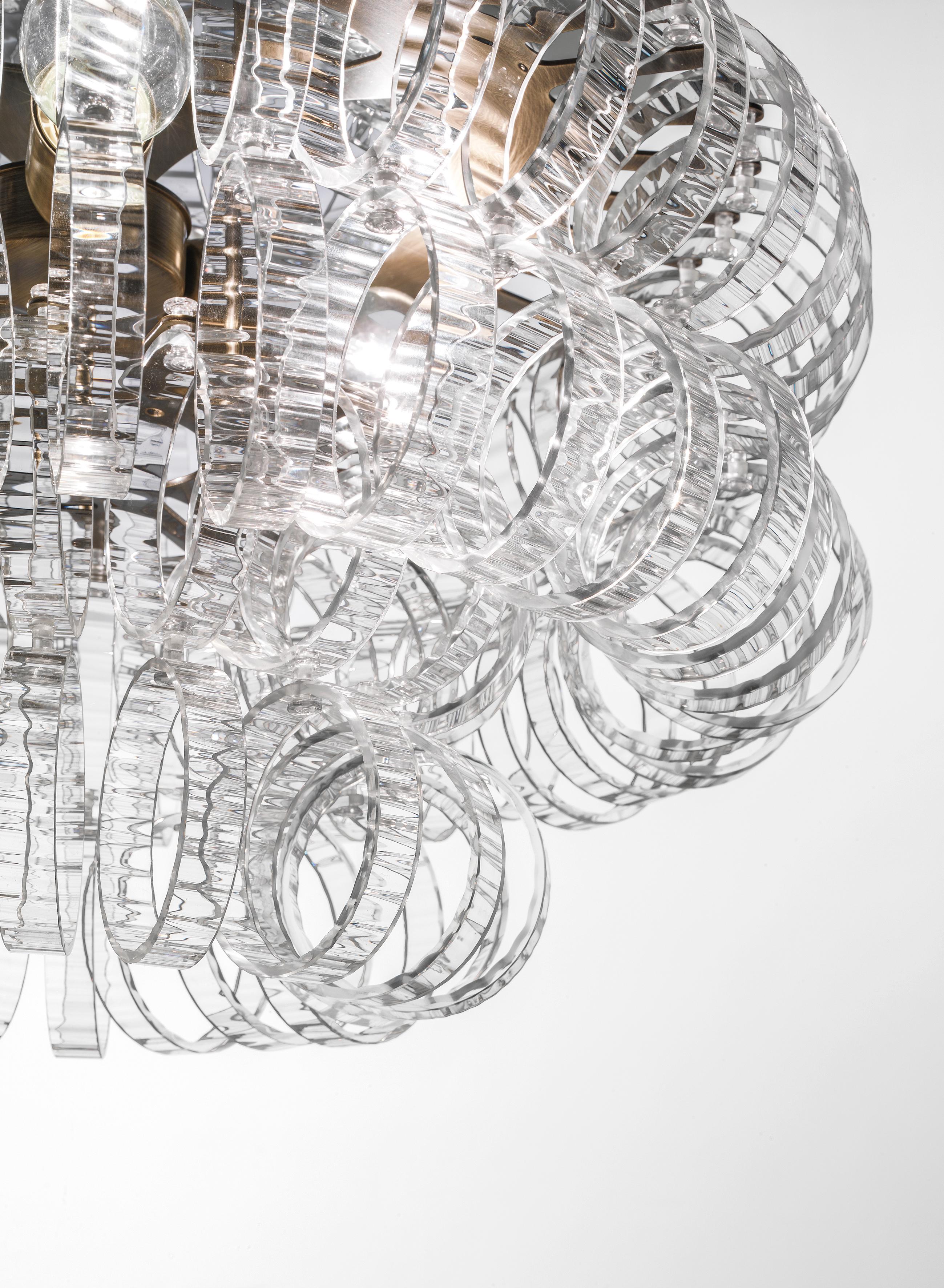Italiano Vistosi Ecos, lampada a sospensione in vetro bianco a righe e struttura in bronzo opaco in vendita