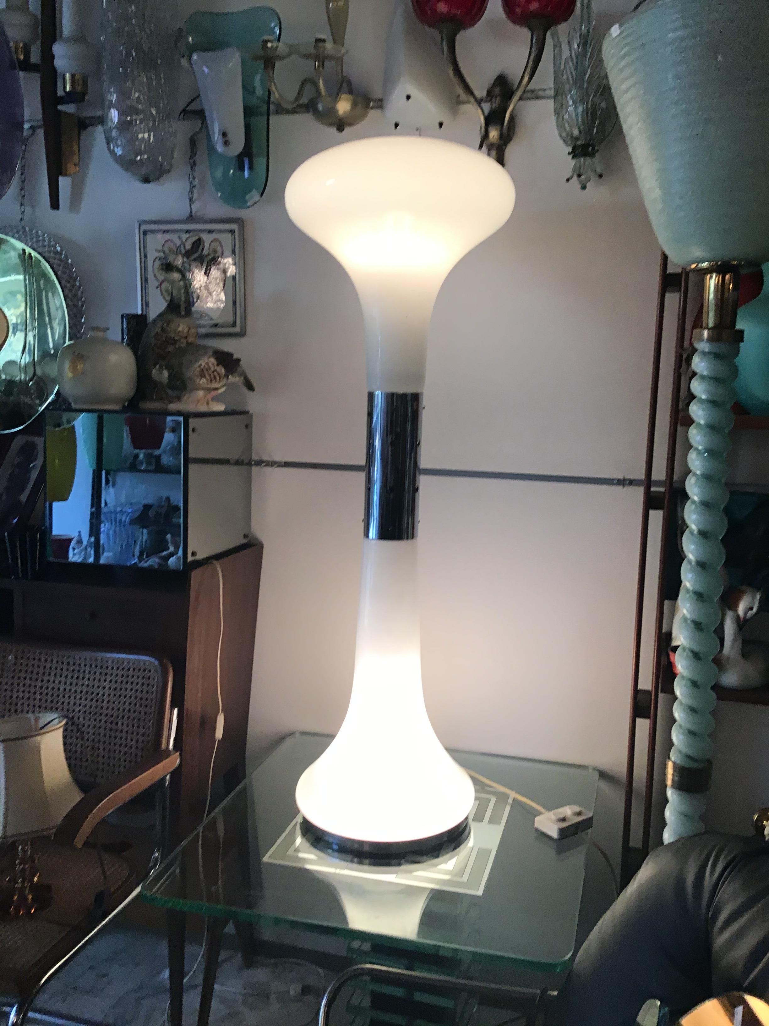 Lampadaire Vistosi en verre opale métallique court, Italie, 1970 en vente 8