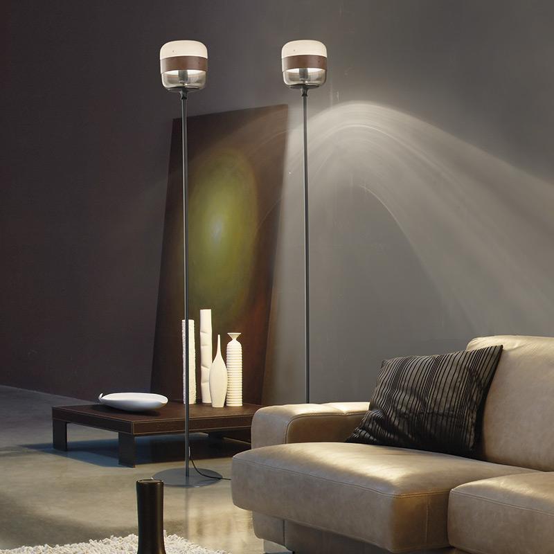 Collection de lampes en verre soufflé disponible en transparent et en trois couleurs exclusives combinées à différentes finitions de l'anneau métallique. Le verre est soufflé en une seule pièce mais le processus artisanal particulier rend la couleur
