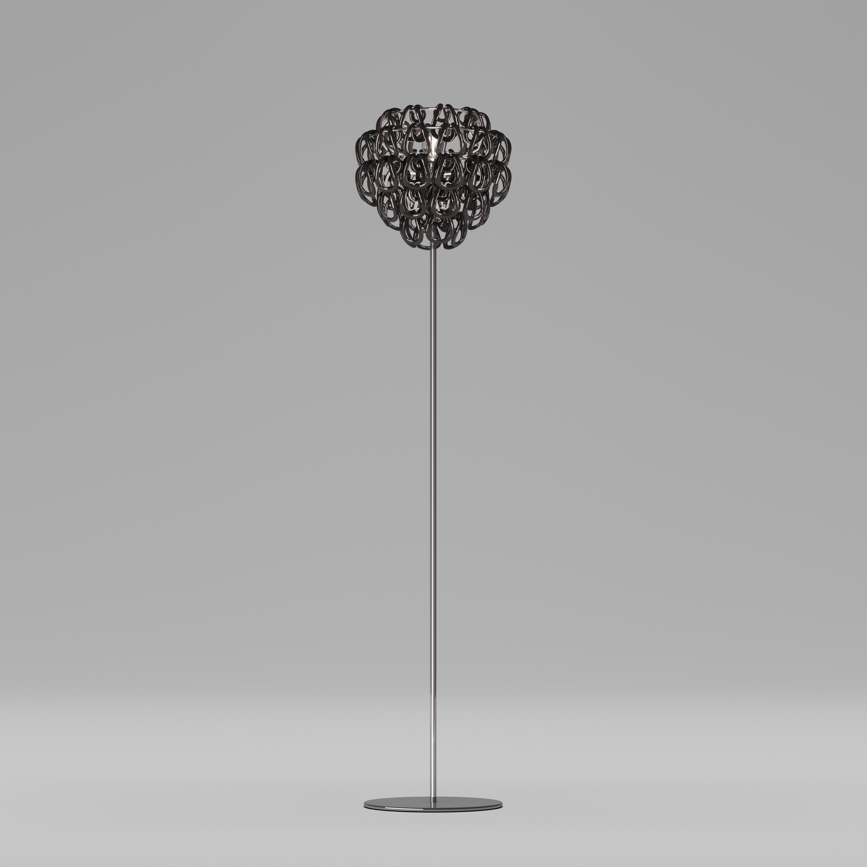 Un elemento puro: il gancio di cristallo. È l'intuizione di un maestro del design italiano, Angelo Mangiarotti, che nel 1967 ha creato il best seller del catalogo Vistosi, Giogali. Un intreccio iconico applicato alla versione che si