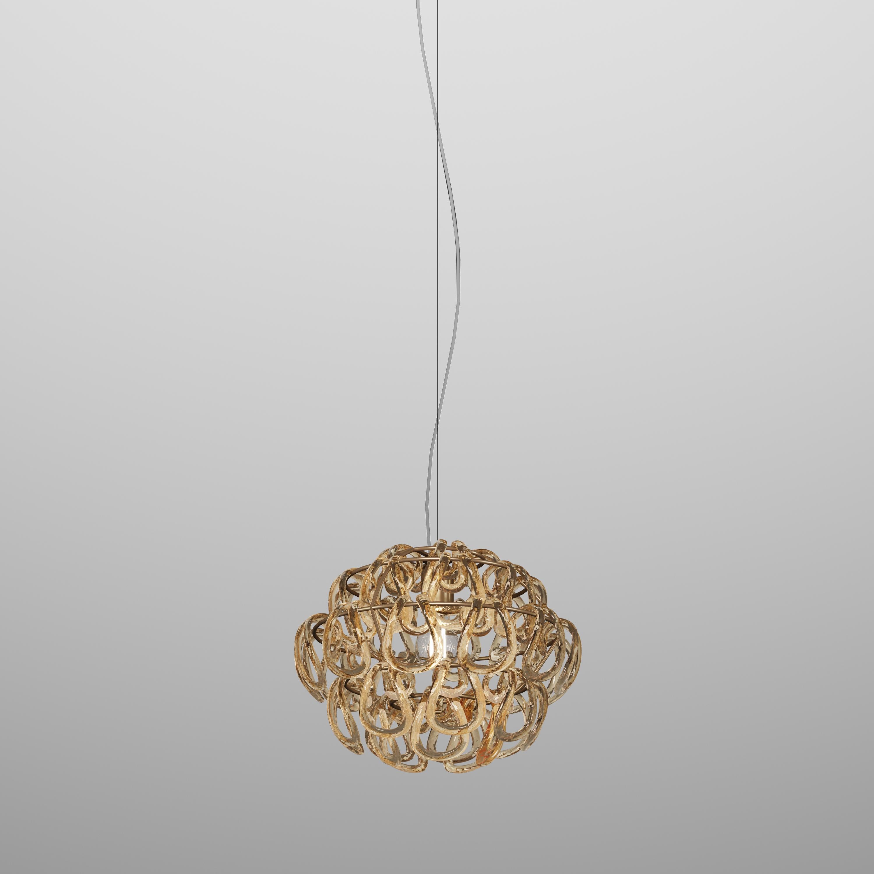 Un elemento puro: il gancio di cristallo. È l'intuizione di un maestro del design italiano, Angelo Mangiarotti, che nel 1967 ha creato il best seller del catalogo Vistosi, Giogali. Un intreccio iconico applicato alla versione che si