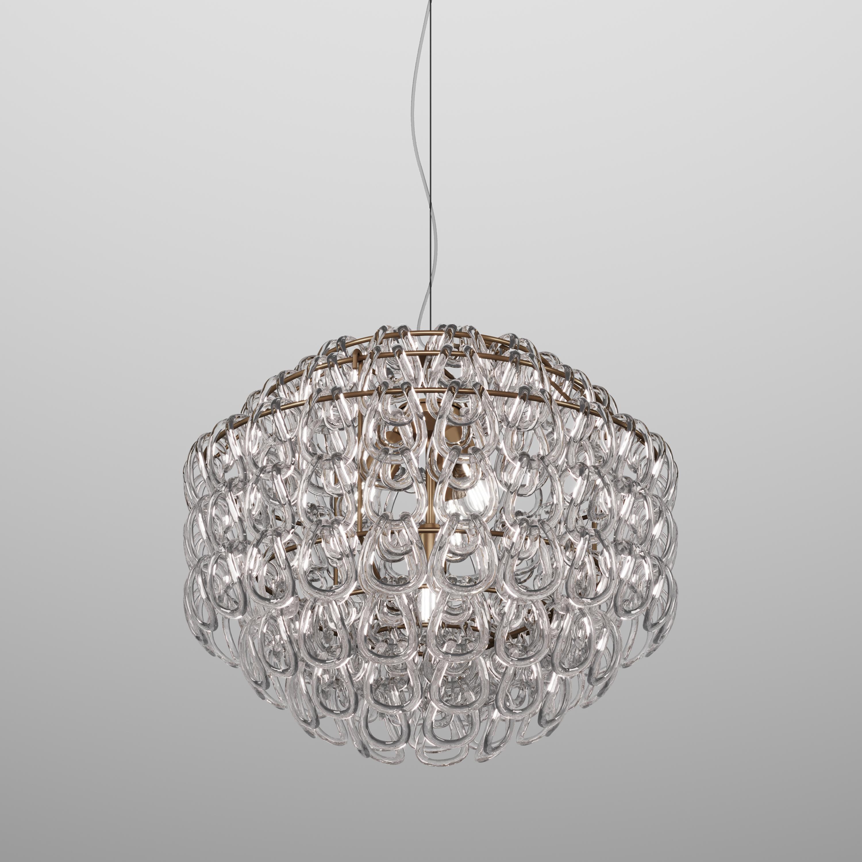 Un élément pur : le crochet en cristal. C'est l'intuition d'un maître du design italien, Angelo Mangiarotti, qui a créé en 1967 le best-seller du catalogue Vistosi, Giogali. Un entrelacement iconique appliqué à la version que l'on