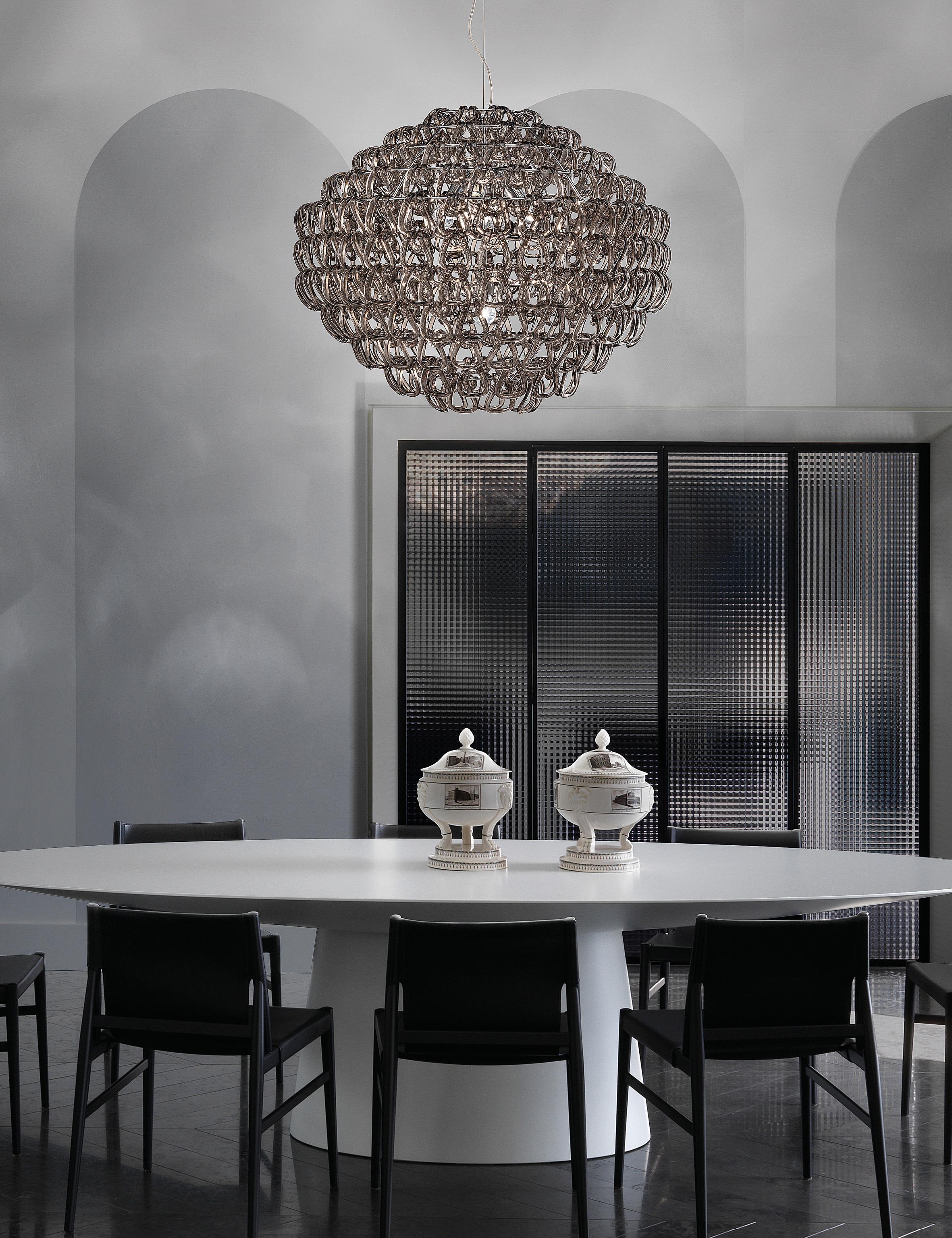 Moderno Vistosi Giogali - Lampada a sospensione in vetro bianco e montatura in bronzo opaco in vendita