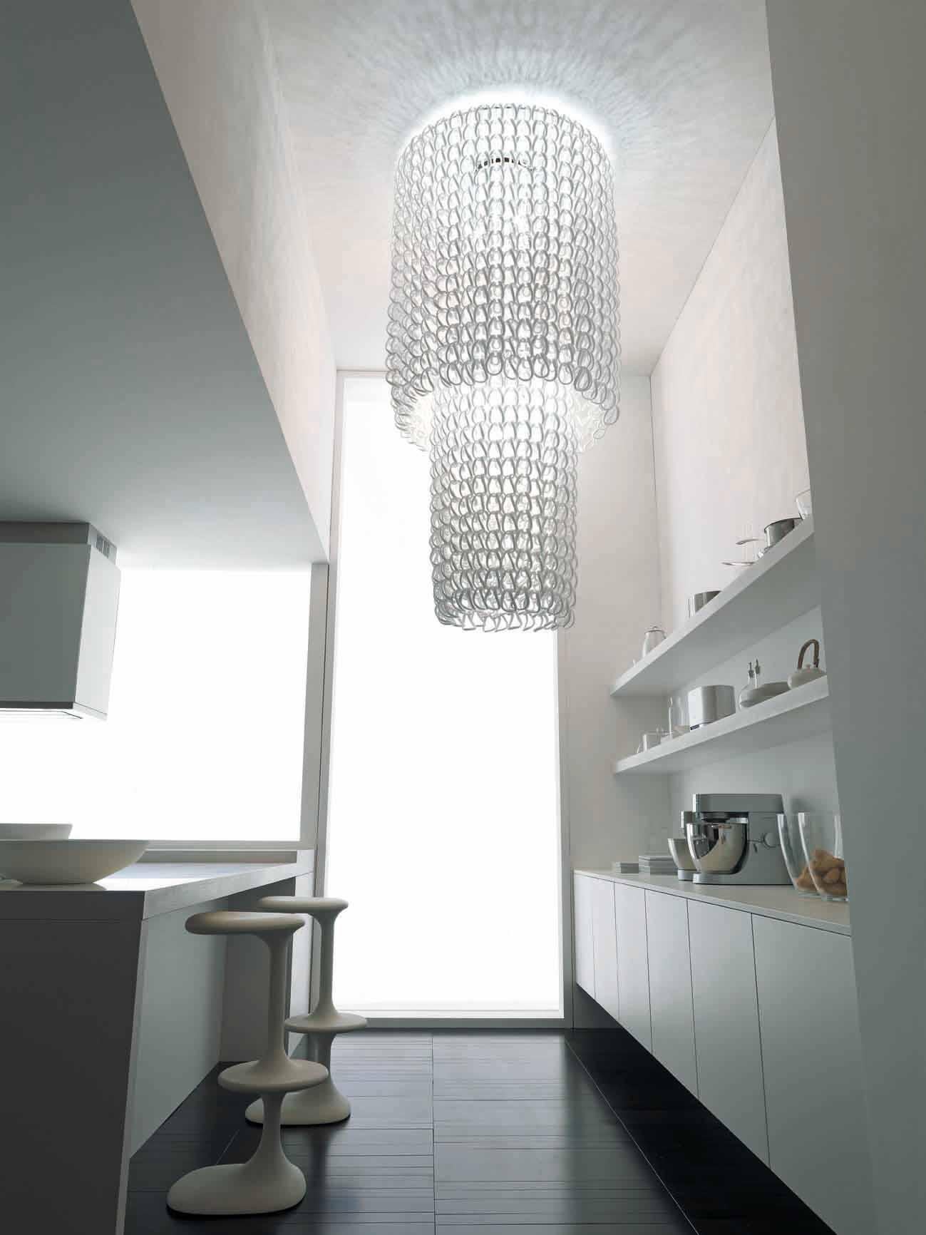 La colección Giogali es un sistema de iluminación decorativa basado en un único elemento: el eslabón de cristal hecho a mano. Destacada lámpara de araña Cascade de cristal. Piezas metálicas cromadas. Iluminación E26.
 