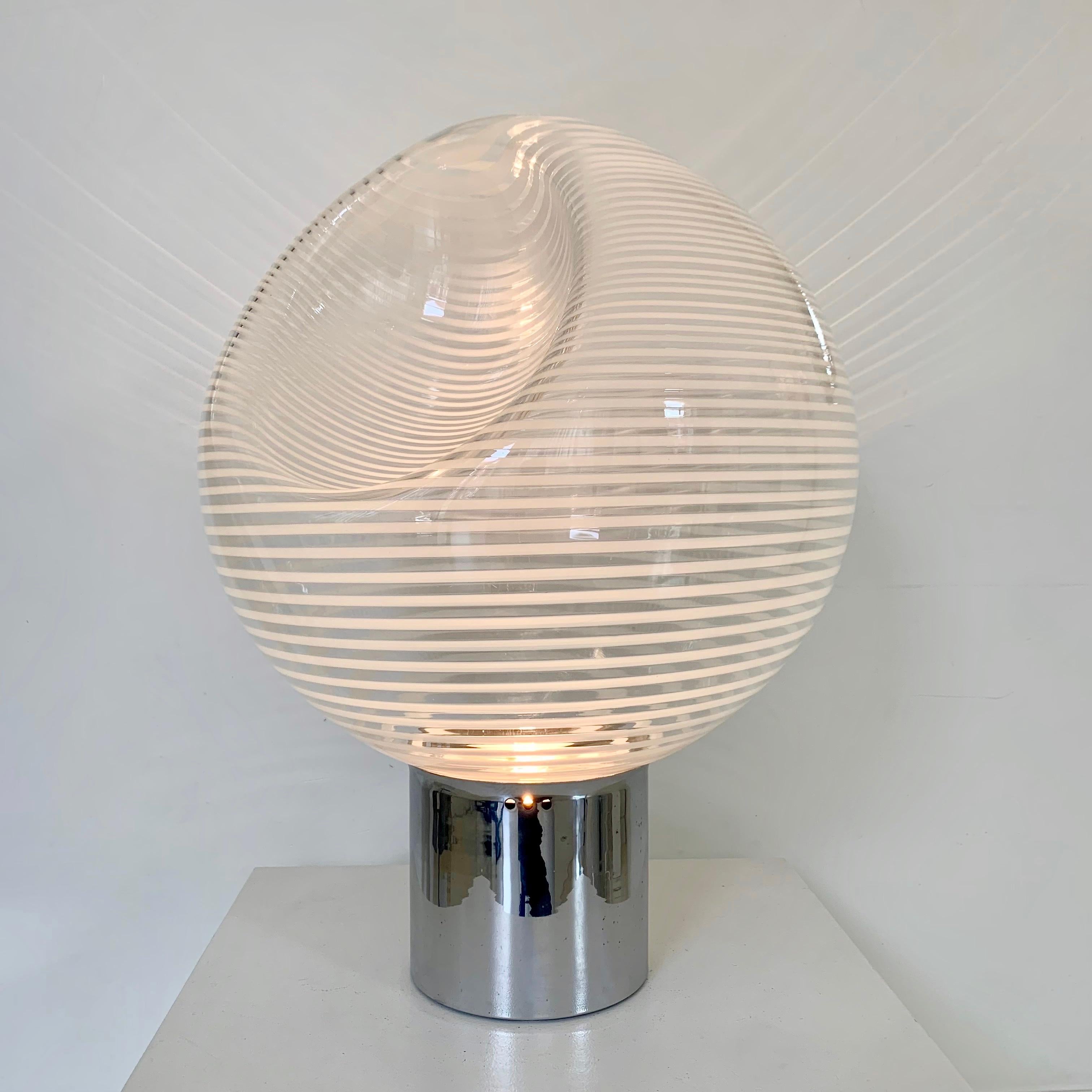 Rare lampe de table modèle CIRCA de Vistosi, vers 1960, Italie.
Verre strié de Murano, métal chromé.
Dimensions : 60 cm de hauteur, 45 cm de diamètre : 60 cm de hauteur, 45 cm de diamètre.
Lampe à une ampoule E27.
État vintage d'origine.
Lampe de