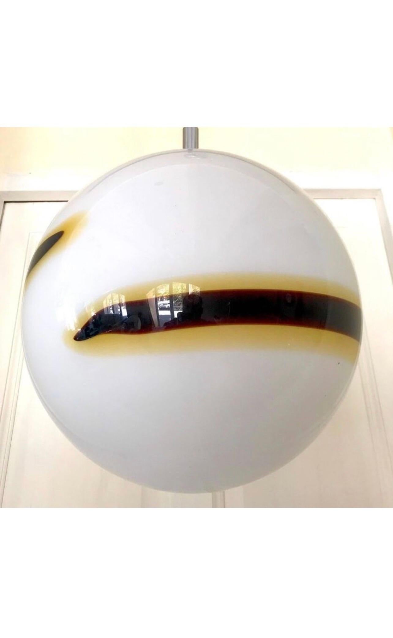 Exceptionnel Globe Vistosi, bicolore en verre de Murano avec structure chromée. Le design et la qualité du verre font de cette pièce le meilleur du design italien. Ce globe unique de Vistosi en verre de Murano est exceptionnel.

 Ce verre d'art