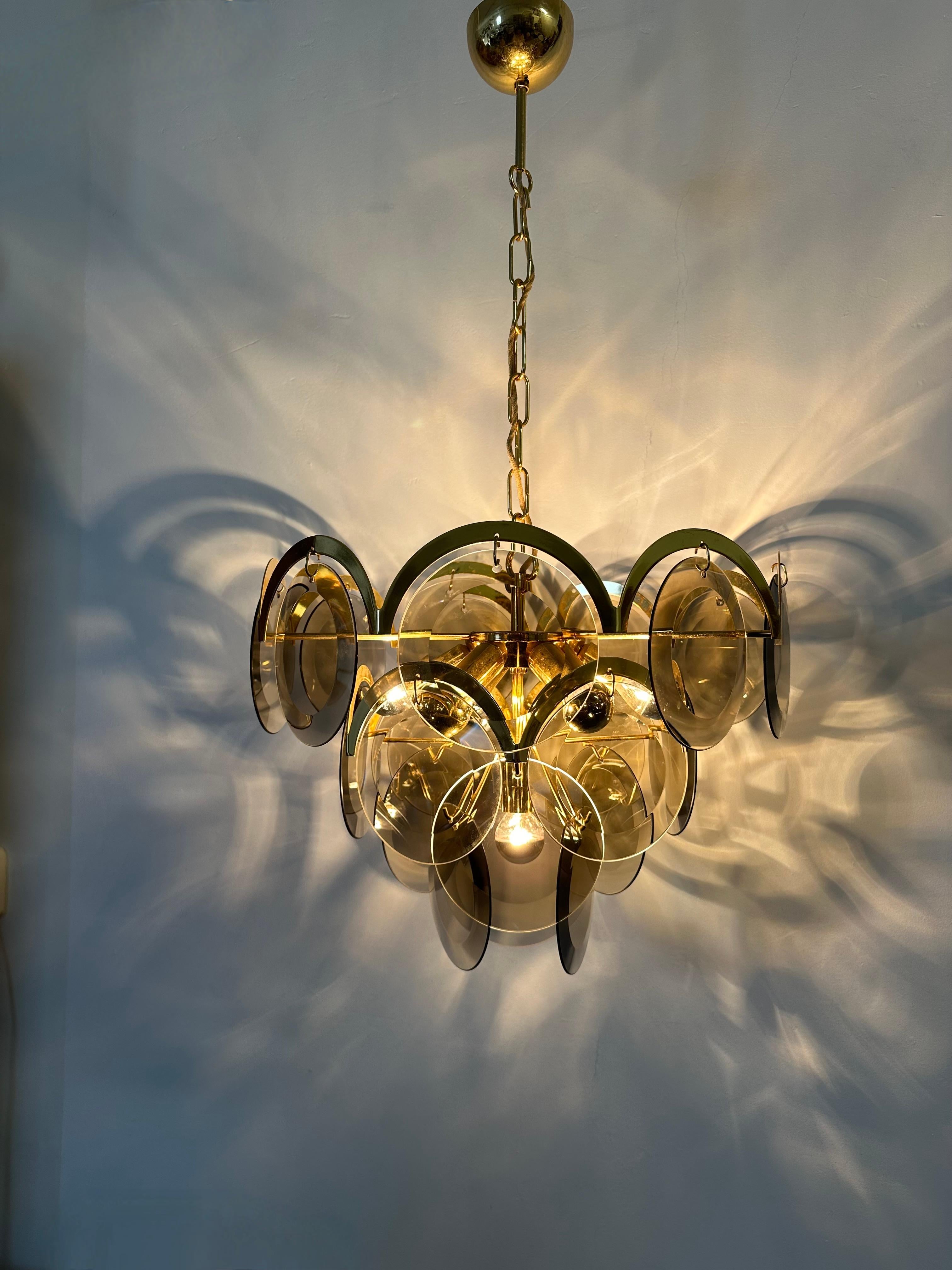 Mid-Century moderno Vistosi in vetro fumé dorato, lampada a sospensione degli anni '70 in vendita