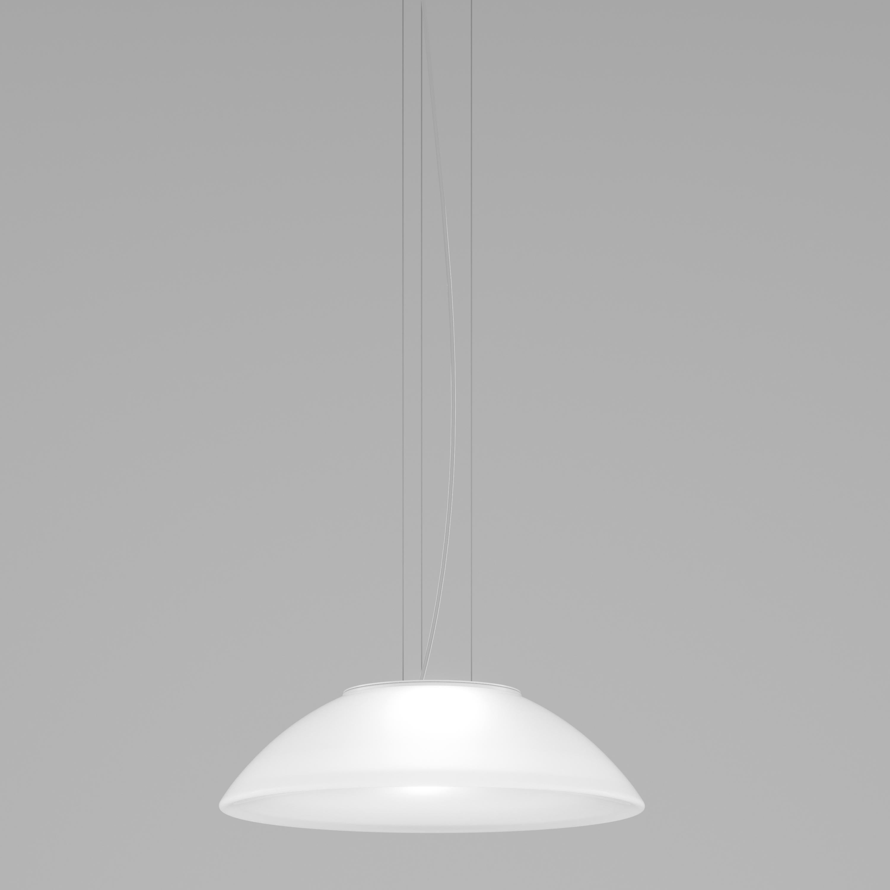Available as pendant, ceiling or wall lamp. It is the perfect answer for those looking for a large lamp. The diffuser, especially in the bigger size, offers a large lighting surface area despite a minimalist metal