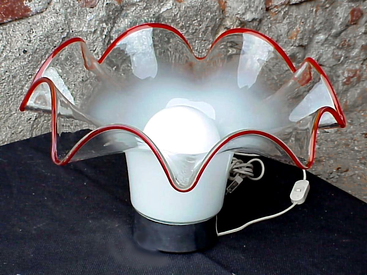 Lampe design italienne Vistosi en verre lattimo vintage des années 70                     Excellent état - En vente à Biella, IT