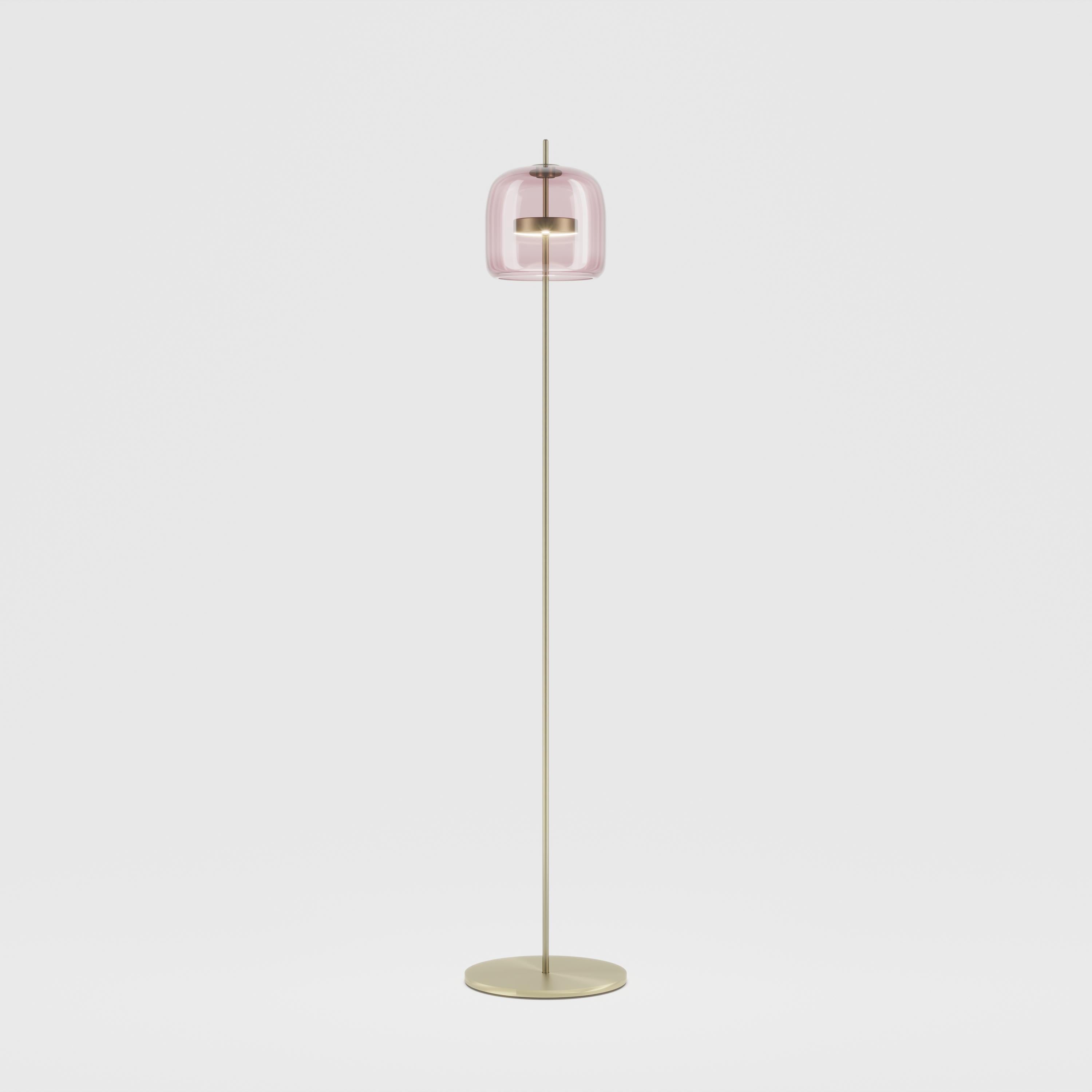 The elegant and delicate look of the blown glass finds a new dimension in Jube. Two glass units placed side by side, so perfectly assembled, that they look like a unique piece. A sinuous lamp, with tone-on-tone colours that give it a precious,