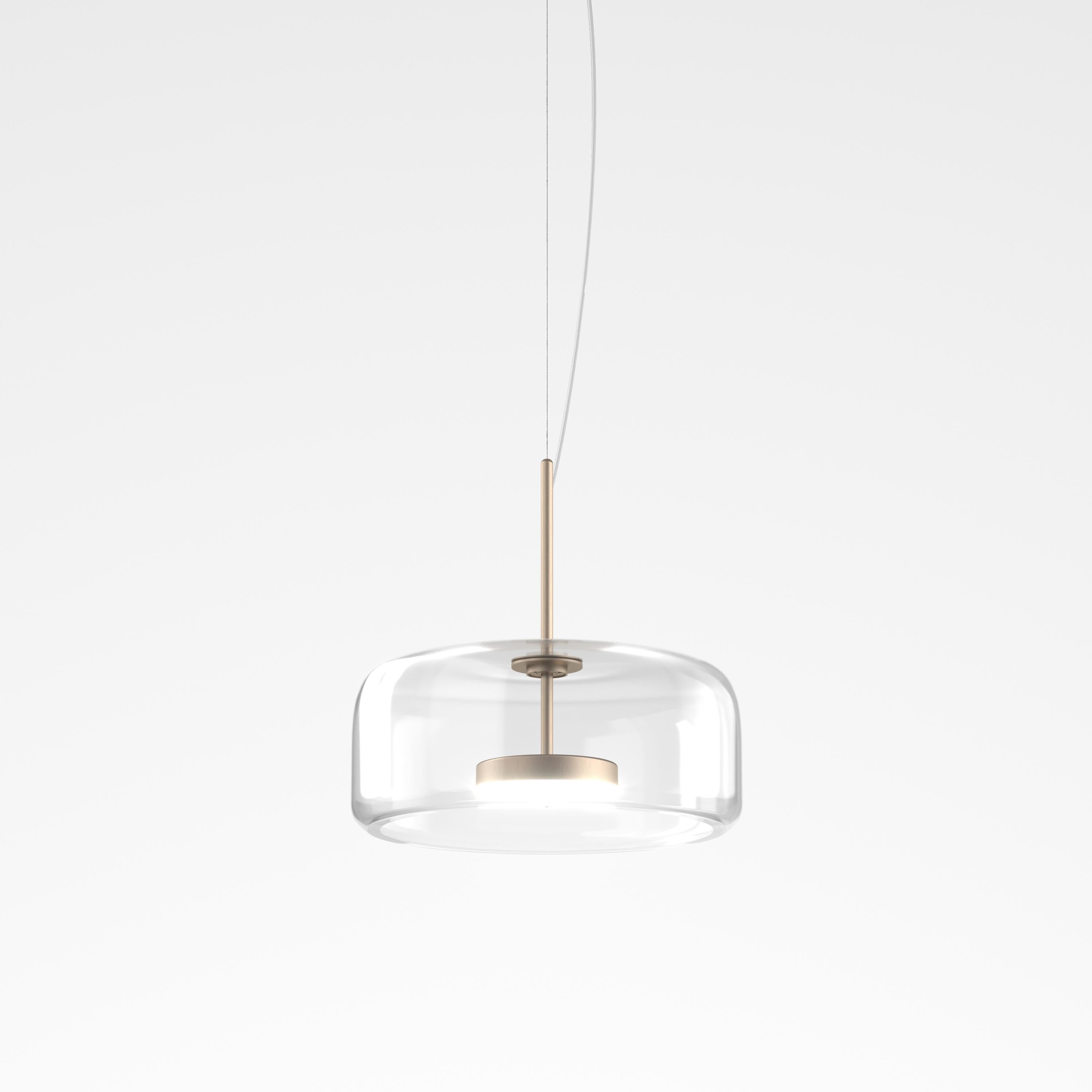 L'aspetto elegante e delicato del vetro soffiato trova una nuova dimensione in Jube. Due unità di vetro affiancate, così perfettamente assemblate da sembrare un pezzo unico. Una lampada sinuosa, con colori tono su tono che le conferiscono