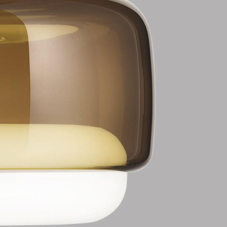 Moderno Lampada a sospensione Vistosi con vetro bianco terra bruciato e finitura oro opaco in vendita