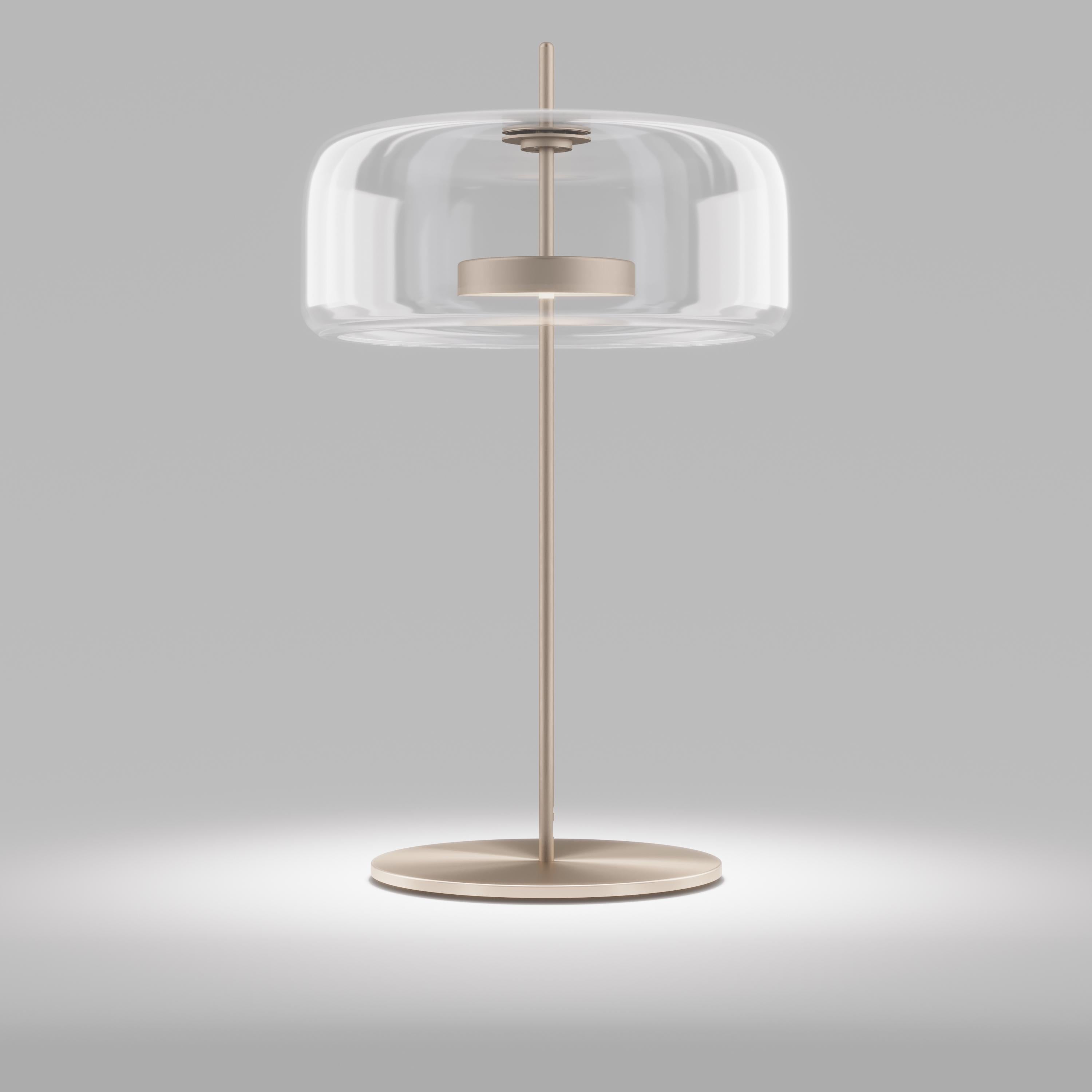 El aspecto elegante y delicado del vidrio soplado encuentra una nueva dimensión en Jube. Dos unidades de cristal colocadas una al lado de la otra, tan perfectamente ensambladas, que parecen una pieza única. Una lámpara sinuosa, con colores tono