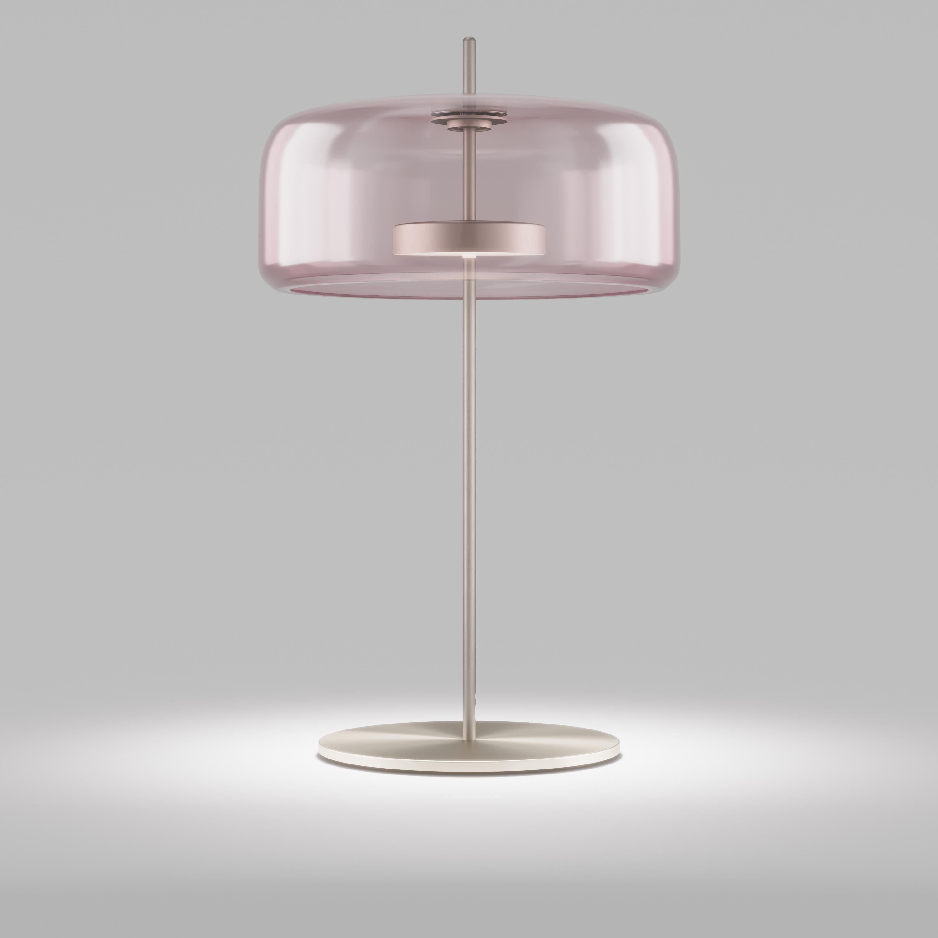 The elegant and delicate look of the blown glass finds a new dimension in Jube. Two glass units placed side by side, so perfectly assembled, that they look like a unique piece. A sinuous lamp, with tone-on-tone colours that give it a precious,