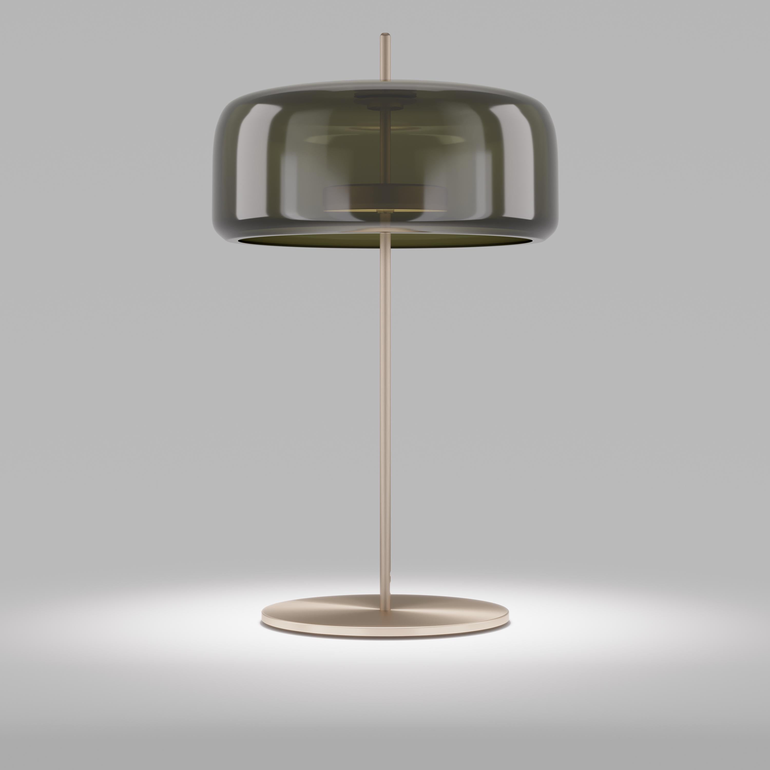 L'aspect élégant et délicat du verre soufflé trouve une nouvelle dimension dans Jube. Deux unités de verre placées côte à côte, si parfaitement assemblées qu'elles ont l'air d'une pièce unique. Une lampe sinueuse, dont les couleurs ton sur ton lui