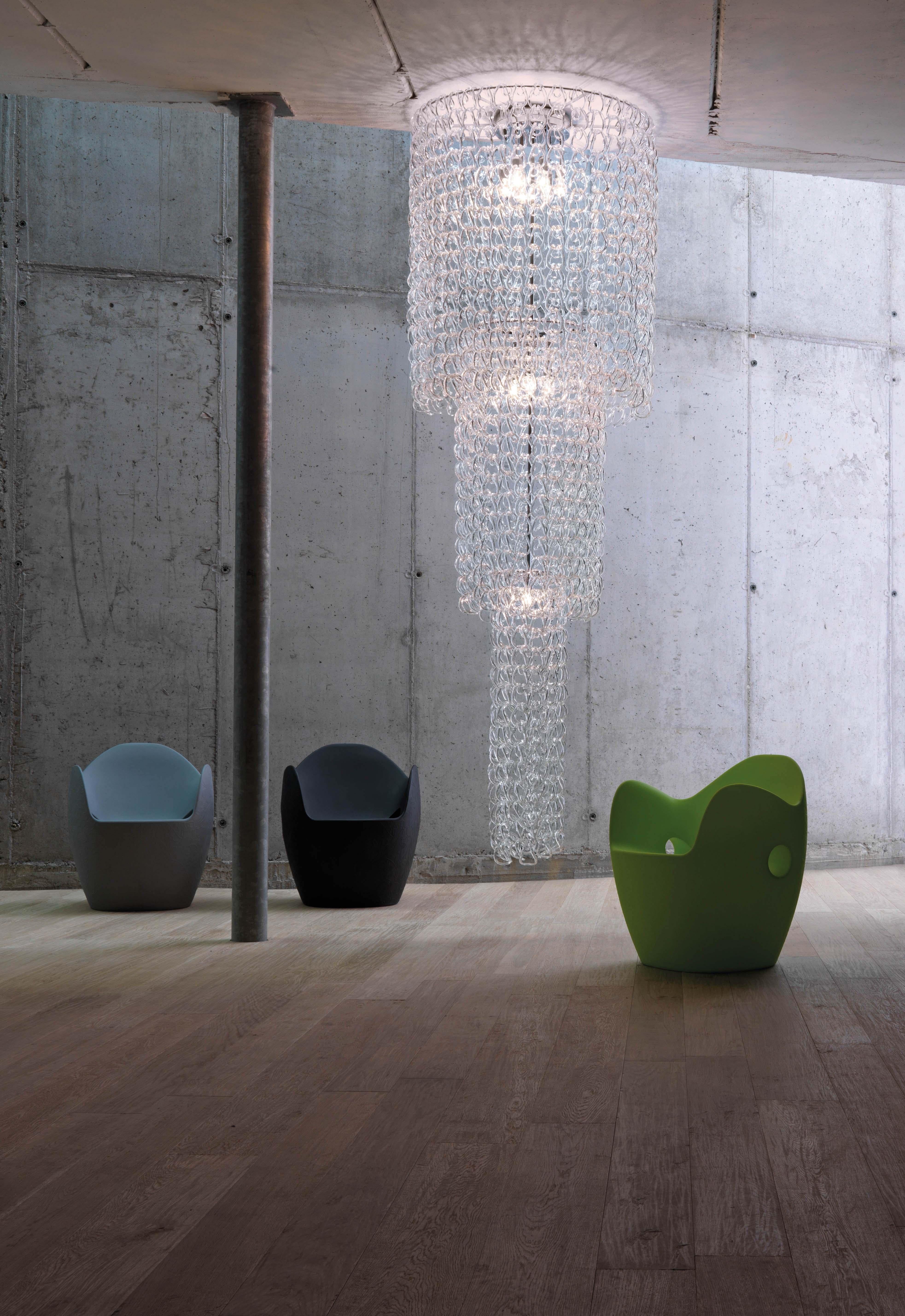 Un sistema de iluminación decorativa basado en un único elemento, el gancho de cristal hecho a mano. Está disponible en distintos colores, como estándar de mesa, techo, colgante, aplique de pared y suelo. También puede disponerse para ofrecer