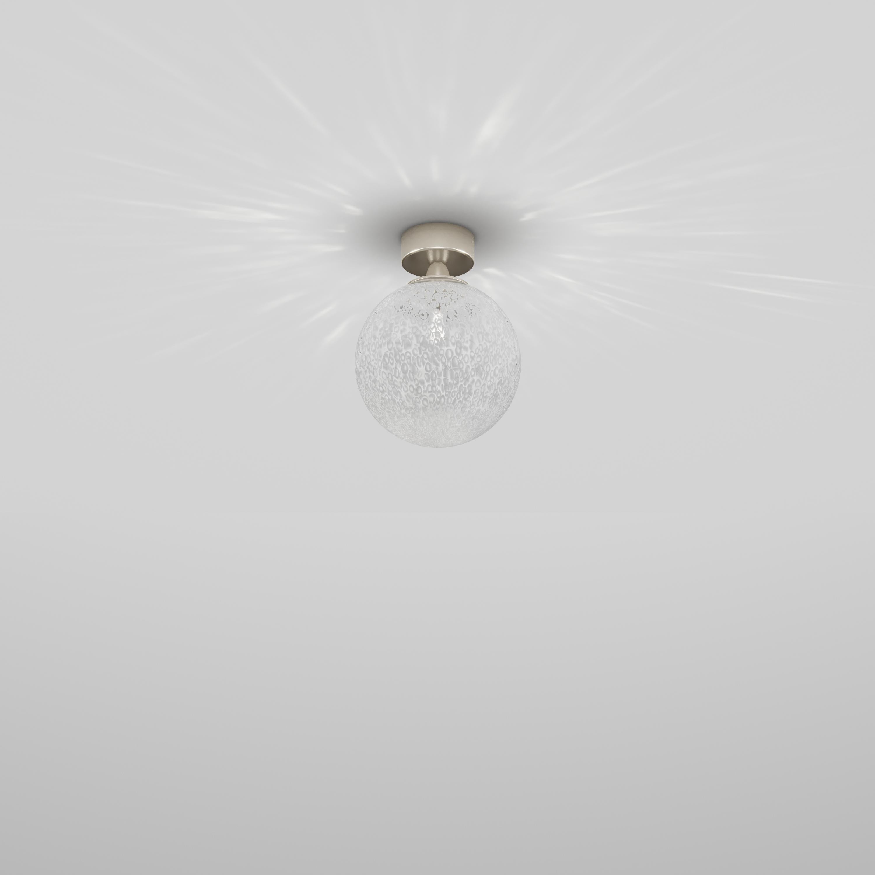 Inspirée de la fleur de pissenlit et utilisant la technique traditionnelle Murrina, qui crée une texture lumineuse organique, Rina est disponible en cinq tailles qui peuvent être combinées dans une large gamme de suspensions, plafonniers et